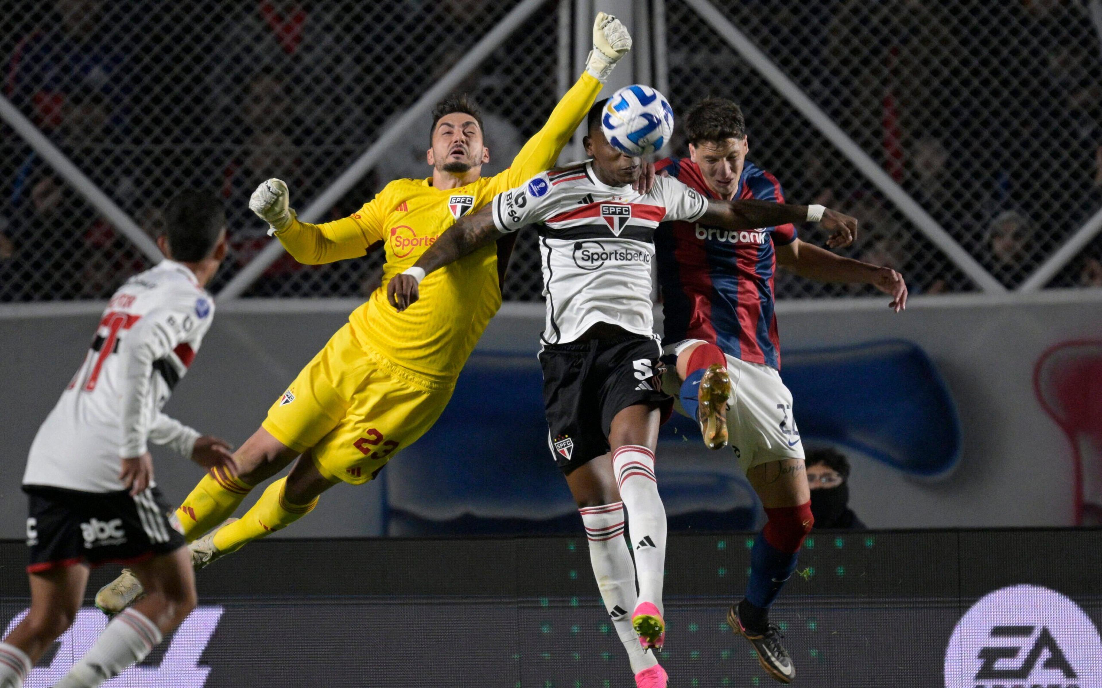 São Paulo esbarra na defesa do San Lorenzo e volta para casa com derrota pela Sul-Americana