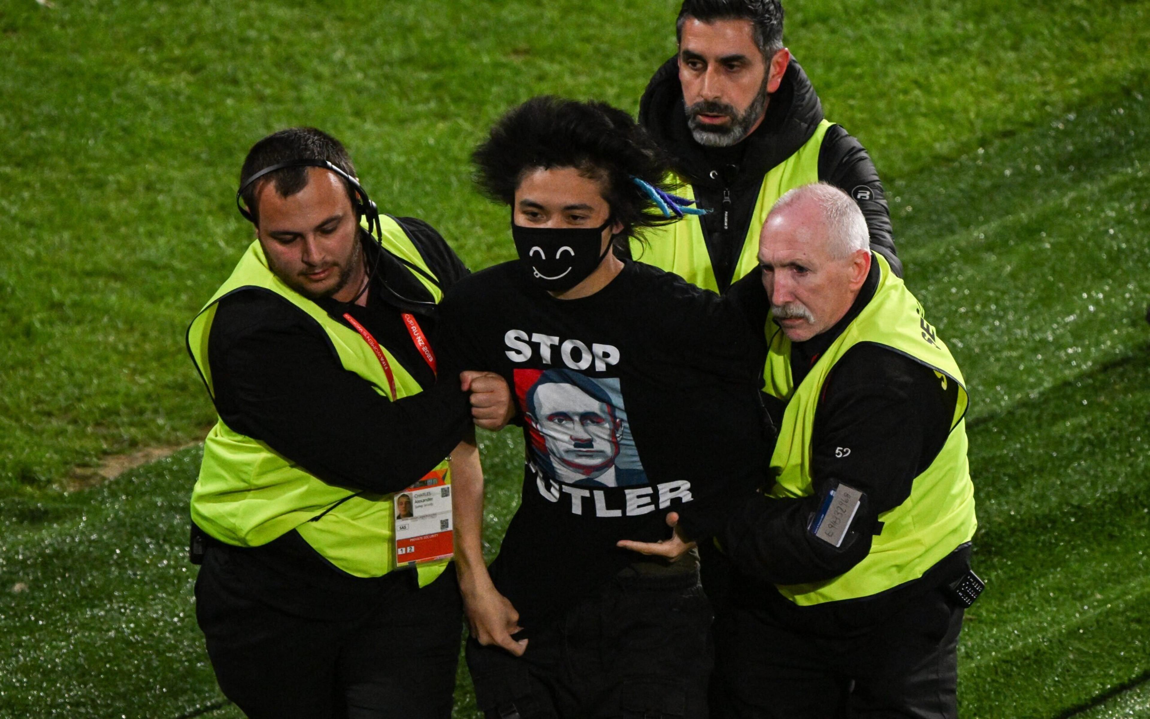 Homem invade gramado na final da Copa Feminina e protesta contra a guerra na Ucrânia