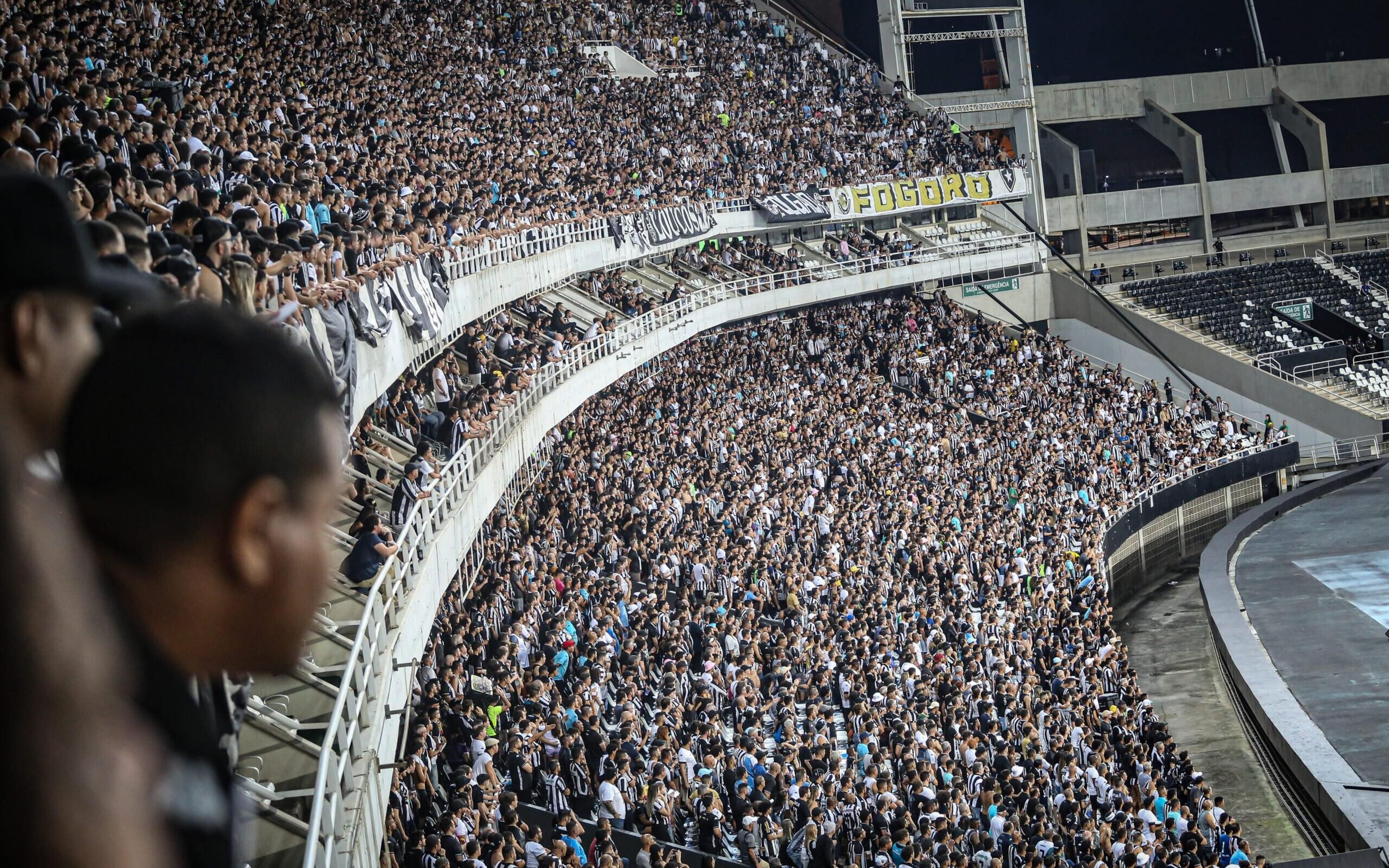 Qual é a capacidade máxima de público do Estádio Nilton Santos, o Niltão?