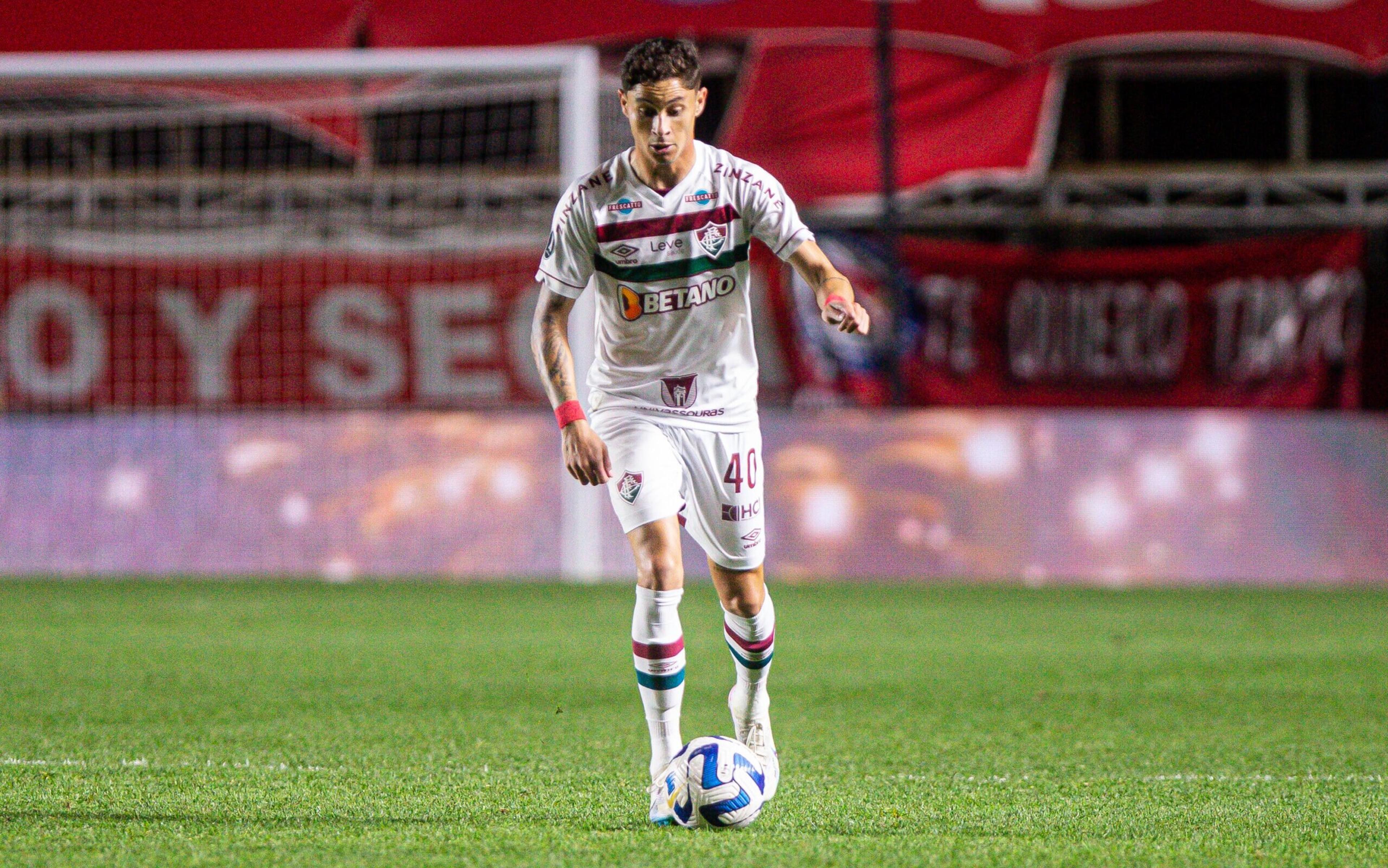 Com confiança de Fernando Diniz, Diogo Barbosa se destaca no Fluminense e deve substituir Marcelo contra Argentinos Juniors