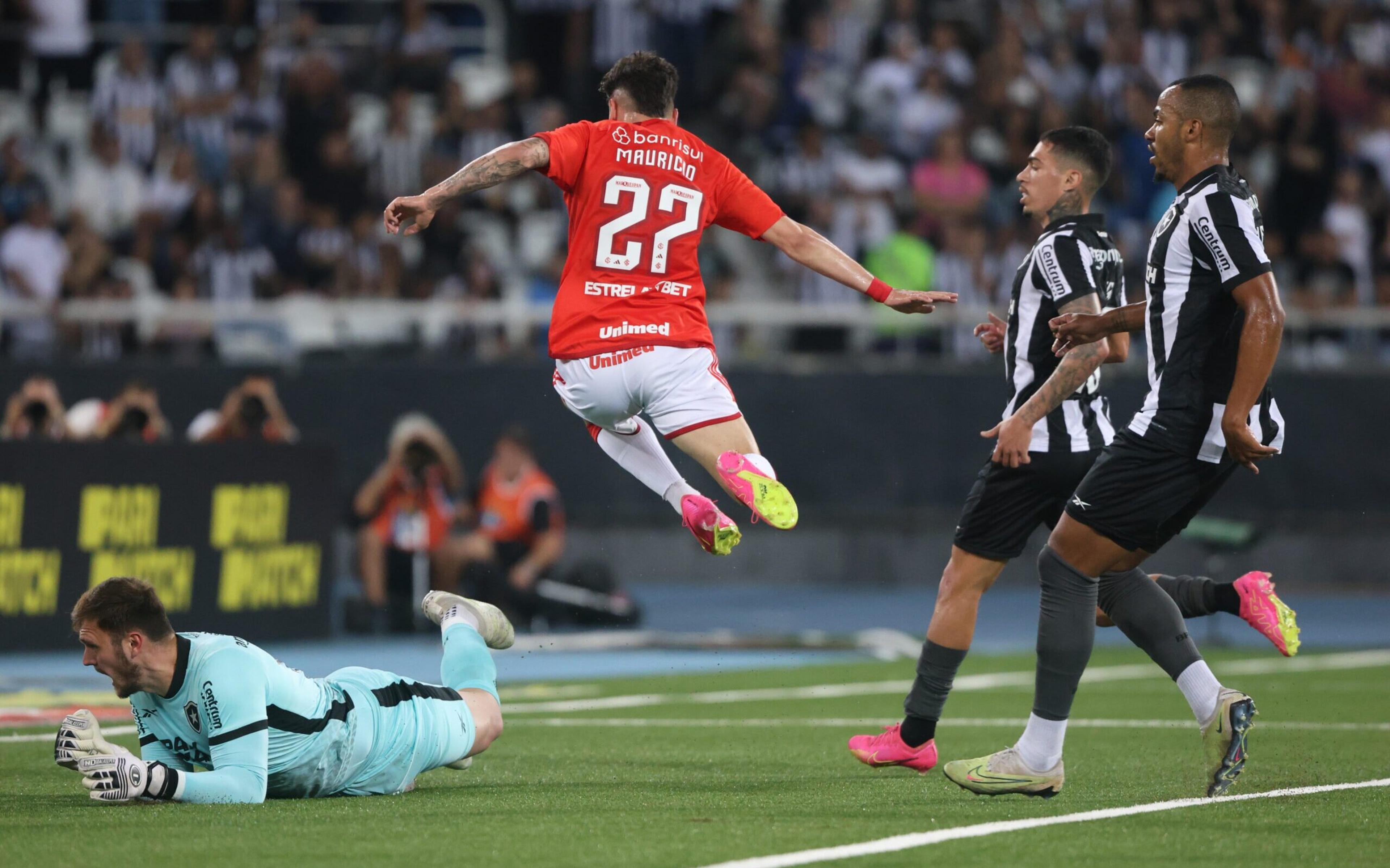 Goleiro do Botafogo, Lucas Perri comenta falha em gol bizarro do Internacional: ‘Não sei o que aconteceu’