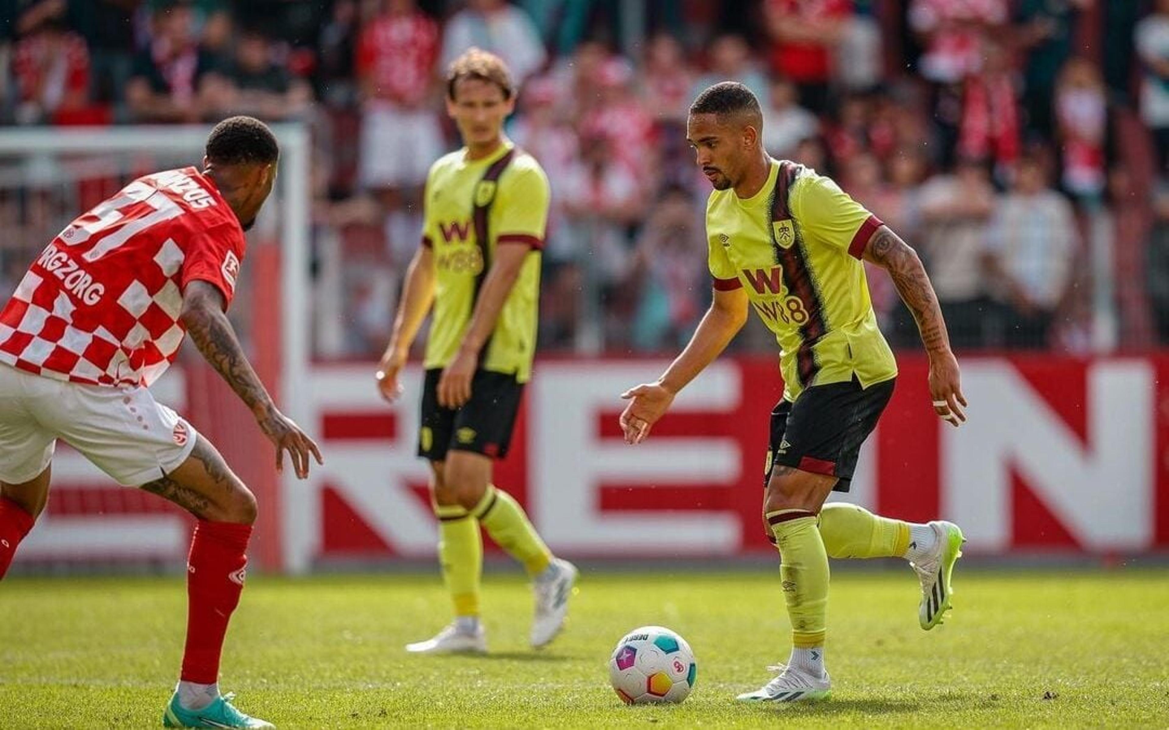 Vitinho, do Burnley, projeta estreia contra o Manchester City e fala sobre expectativa de disputar a Premier League