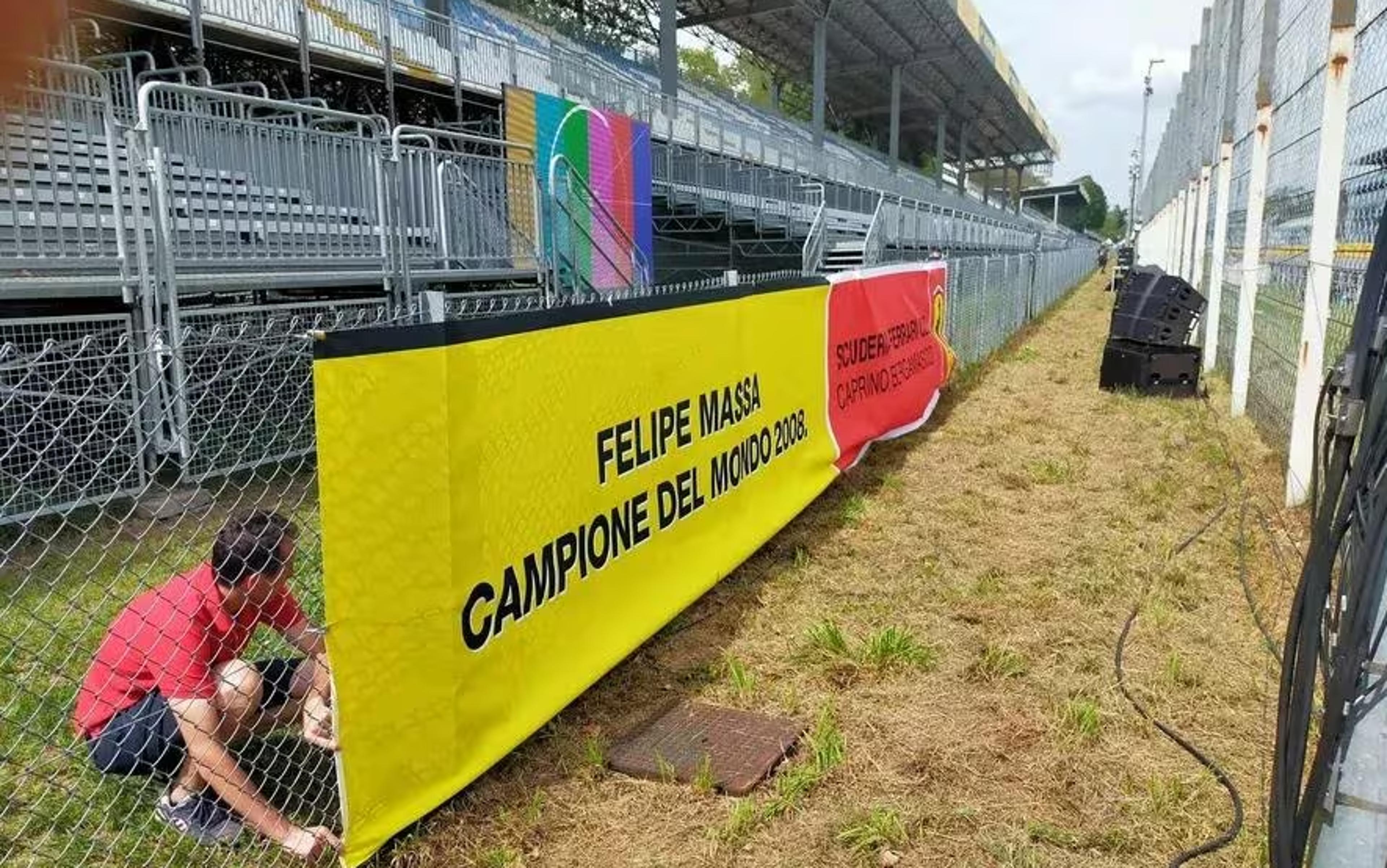 Torcedores da Ferrari exibem faixa em apoio a Massa: ‘Campeão do mundo de 2008’