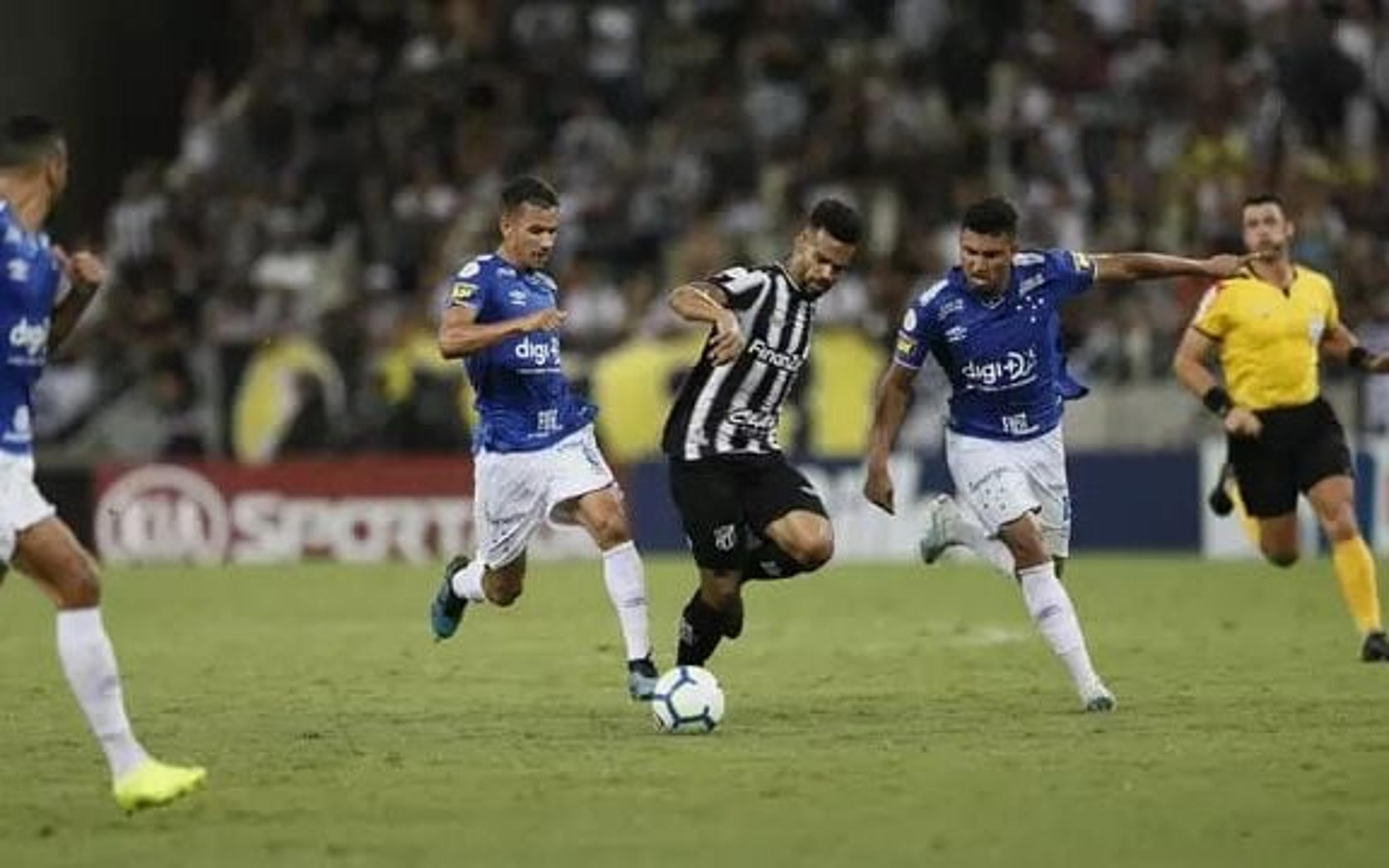 Qual foi o time com menos pontos que não foi rebaixado no Brasileirão?