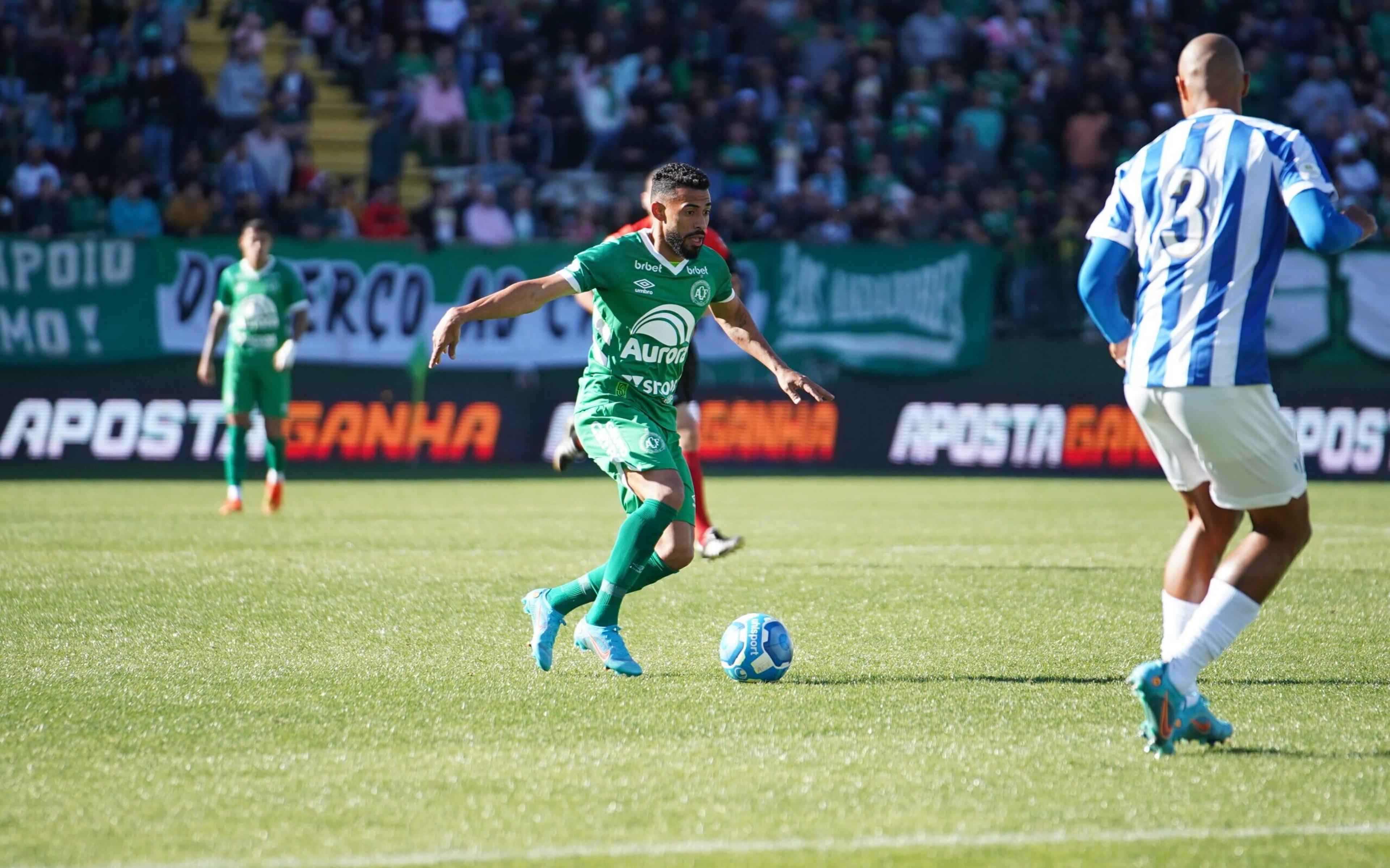 Jogador da Chapecoense bate recorde em jogo da Série B e supera Mbappé e Bale