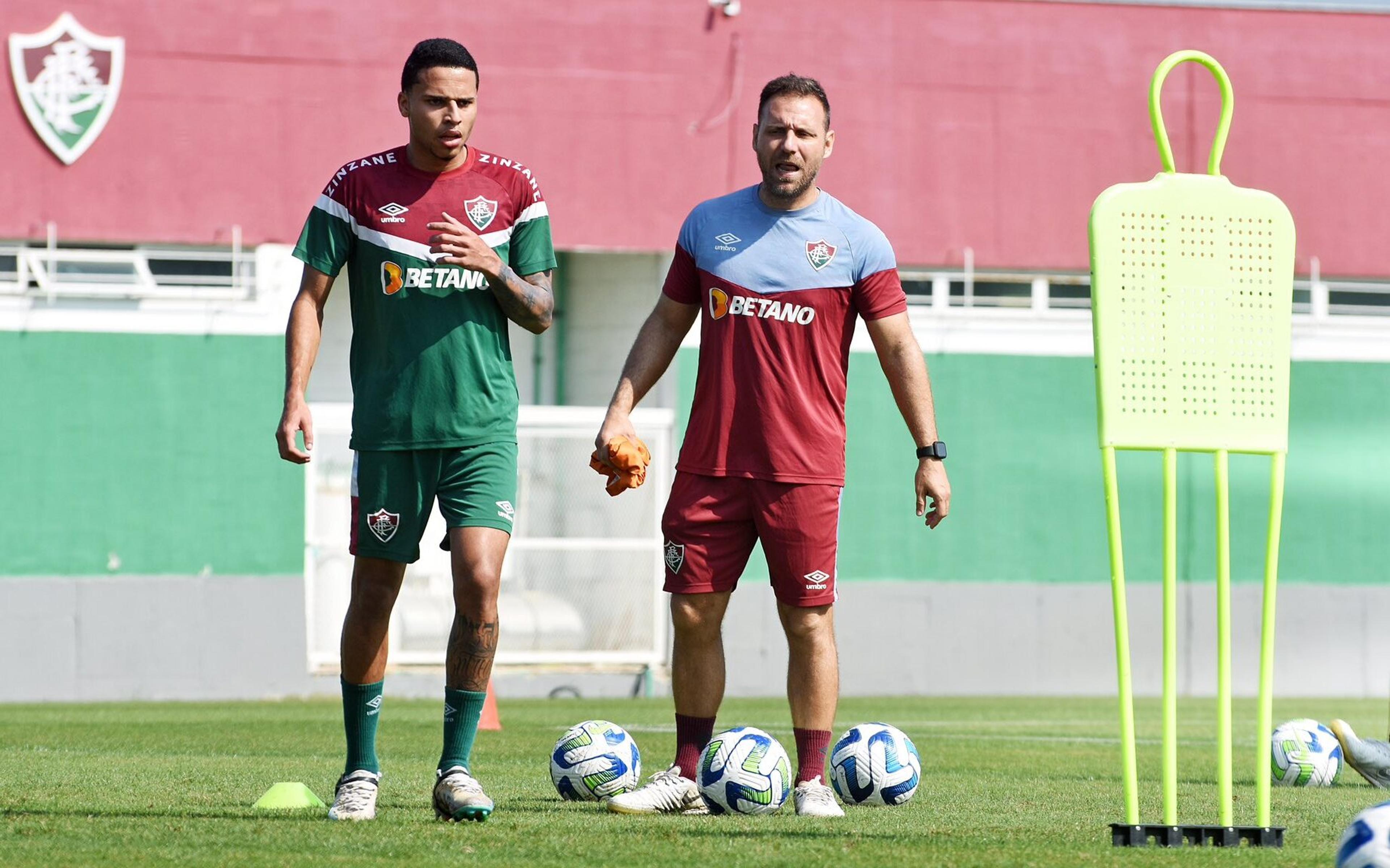 De volta aos treinos com elenco, Alexsander nutre esperanças de jogar nas quartas de final da Libertadores pelo Fluminense