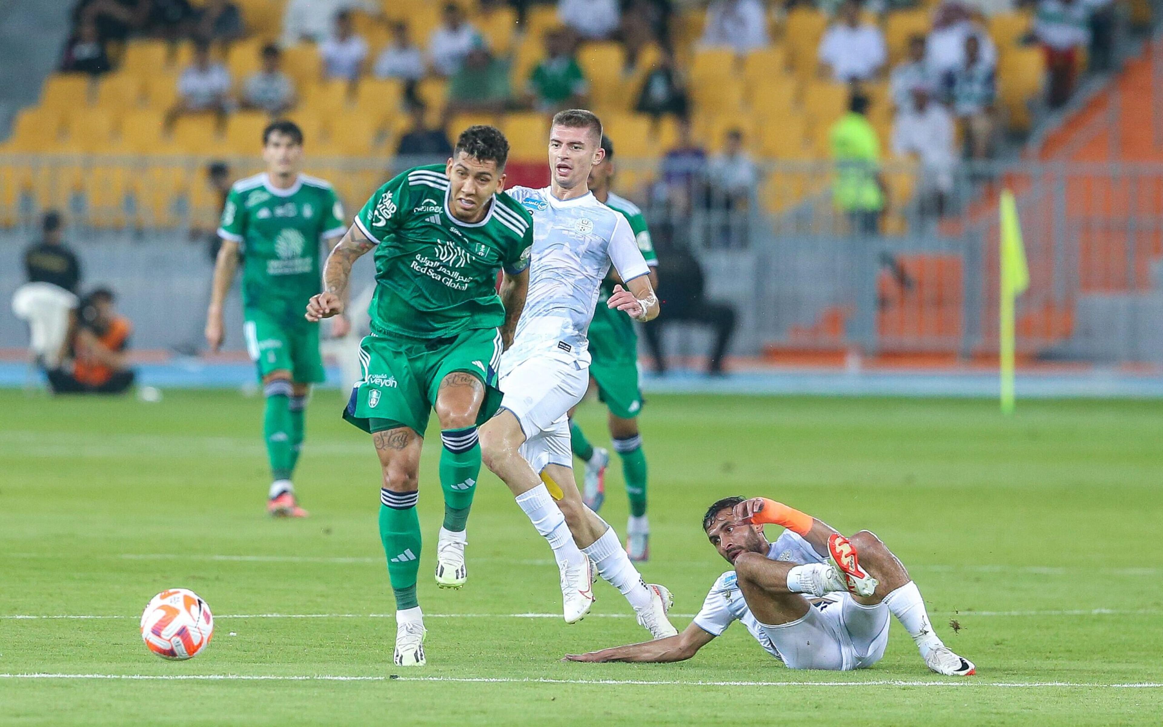 Firmino passa em branco, mas Al-Ahli vence Al Akhdoud no fim pelo Campeonato Saudita