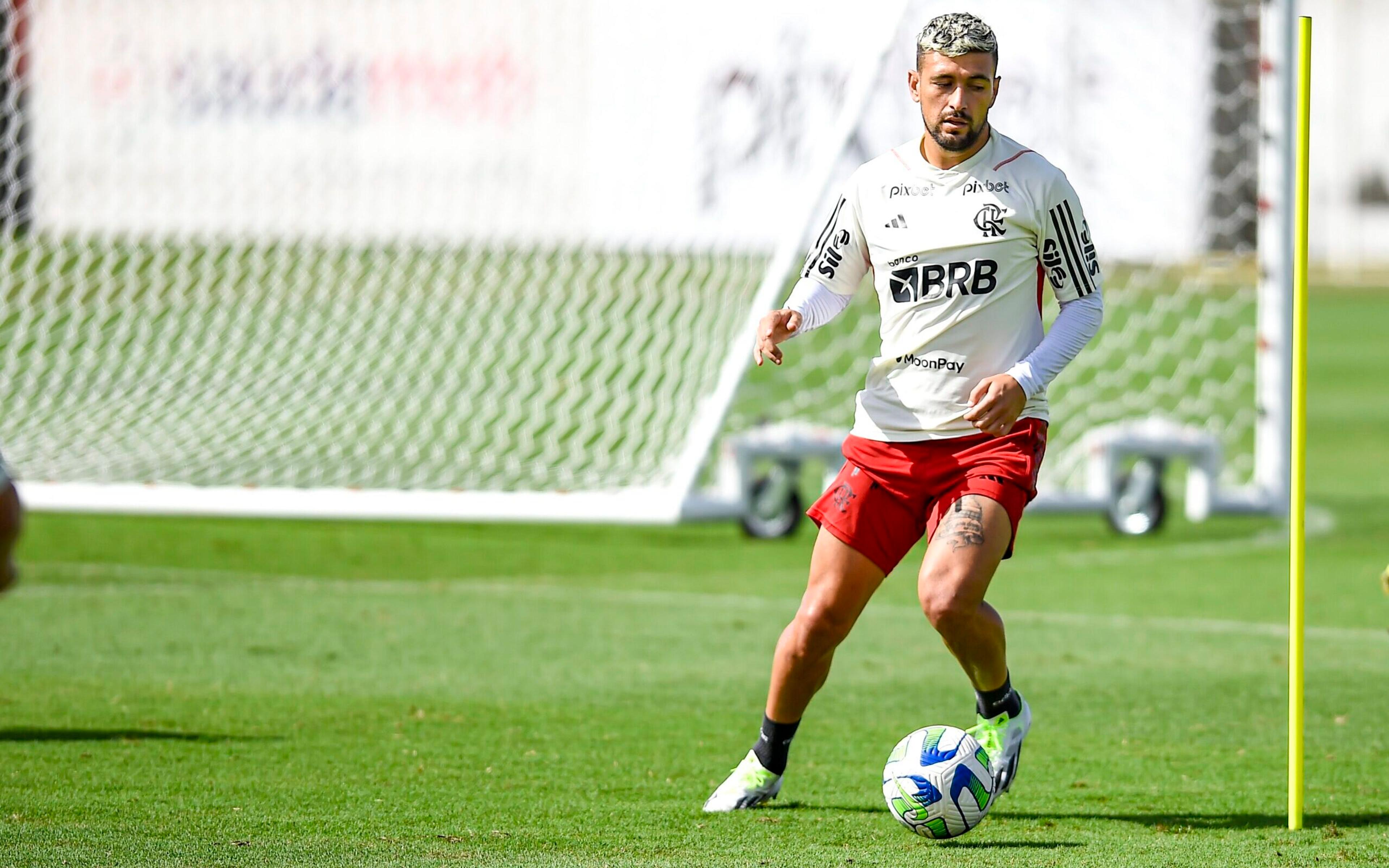 Clima tenso? Gabigol e Arrascaeta mostram descontração em momento inusitado durante treino do Flamengo