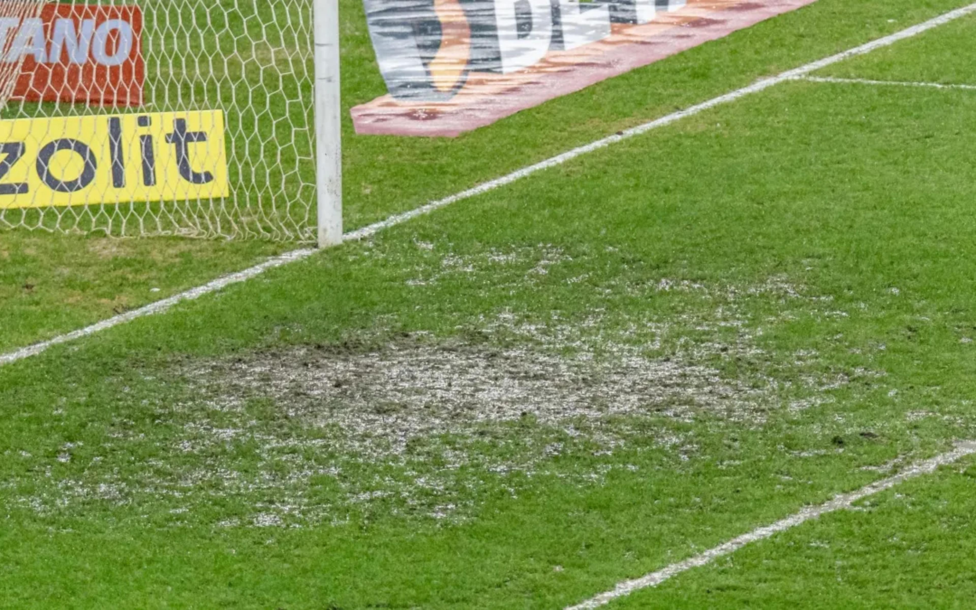 Gramado do Maracanã chama atenção após forte chuva no jogo entre Vasco e Atletico-MG