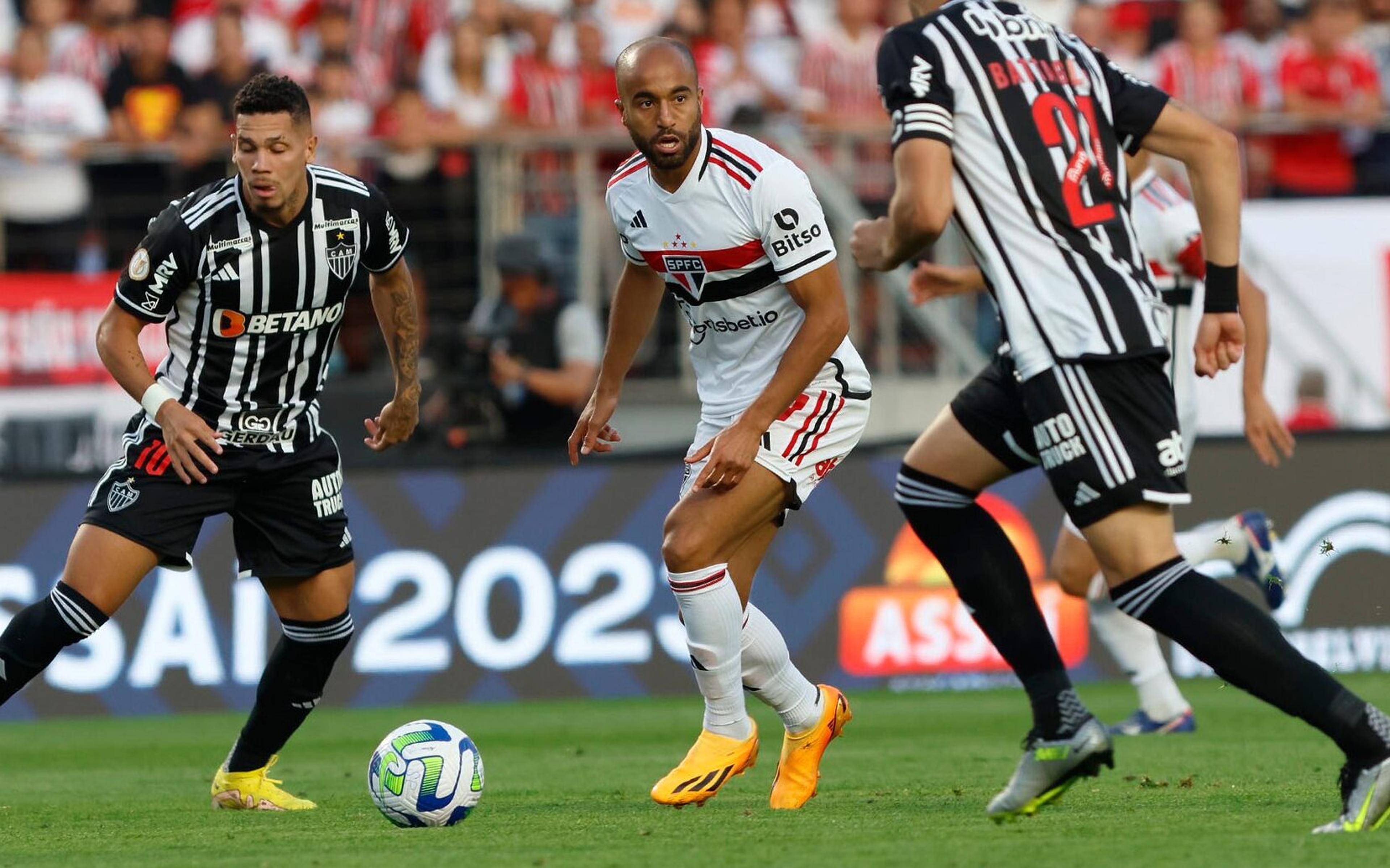 São Paulo x Atlético-MG: reestreia de Lucas e chute em bandeirinha de escanteio dominam a web