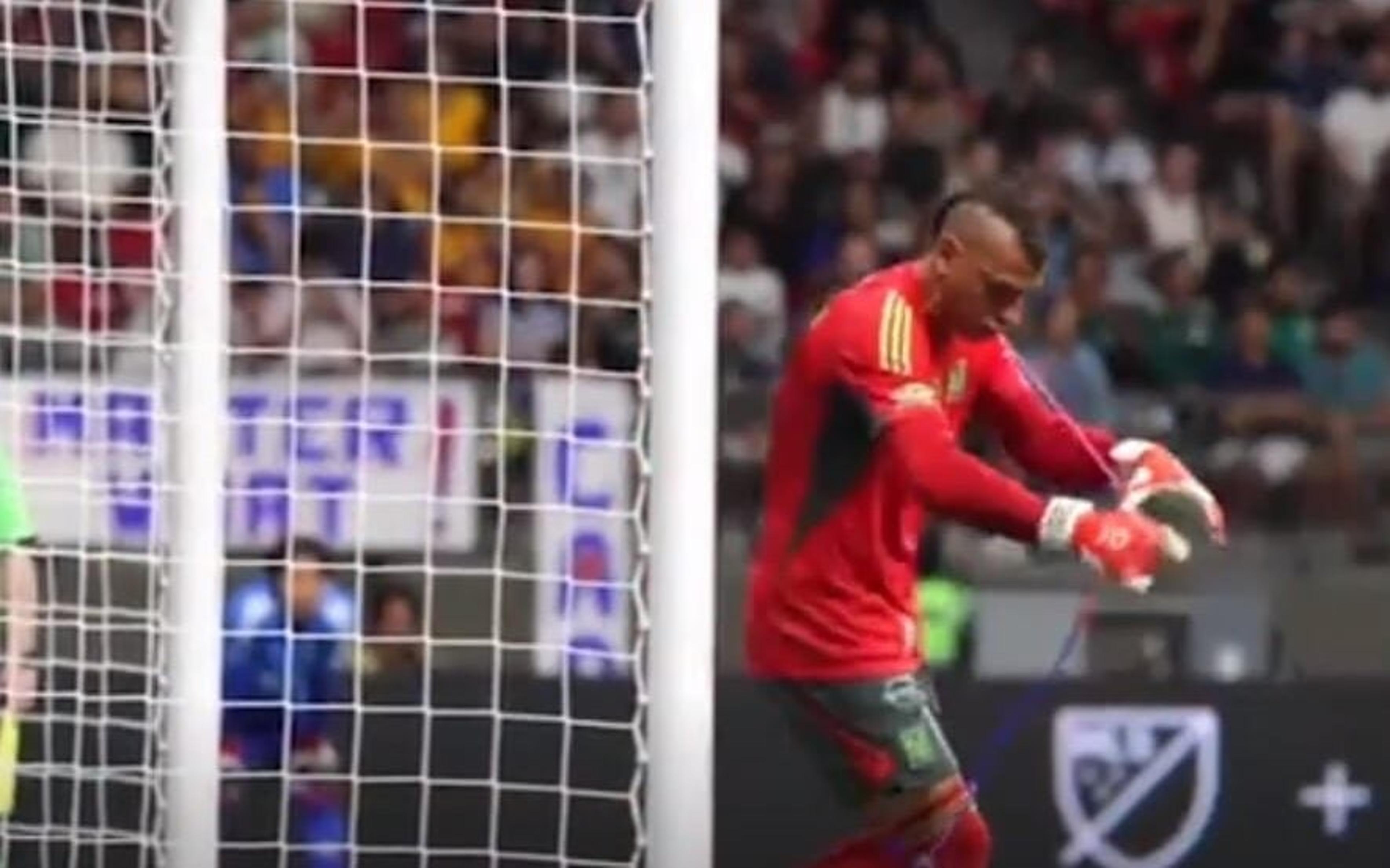 VÍDEO: Goleiro argentino faz truque de mágica antes de defender pênalti decisivo no México