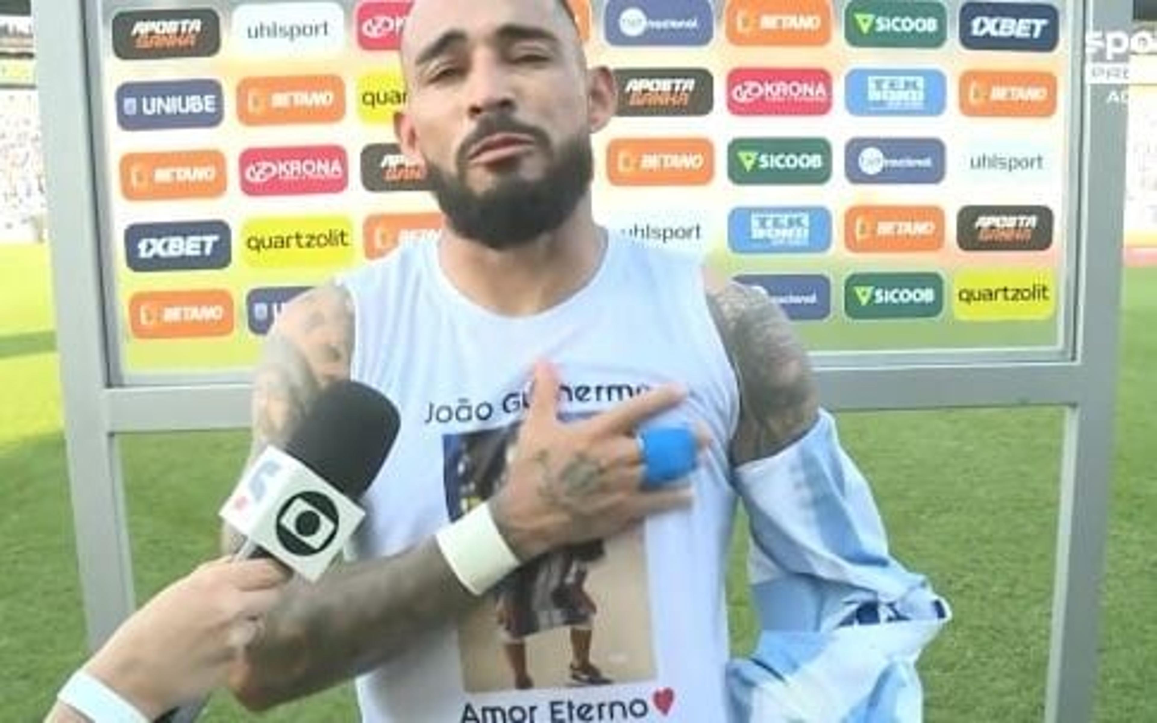 Jogador do Avaí se emociona ao dedicar gol ao filho falecido: ‘Meu pequeno’