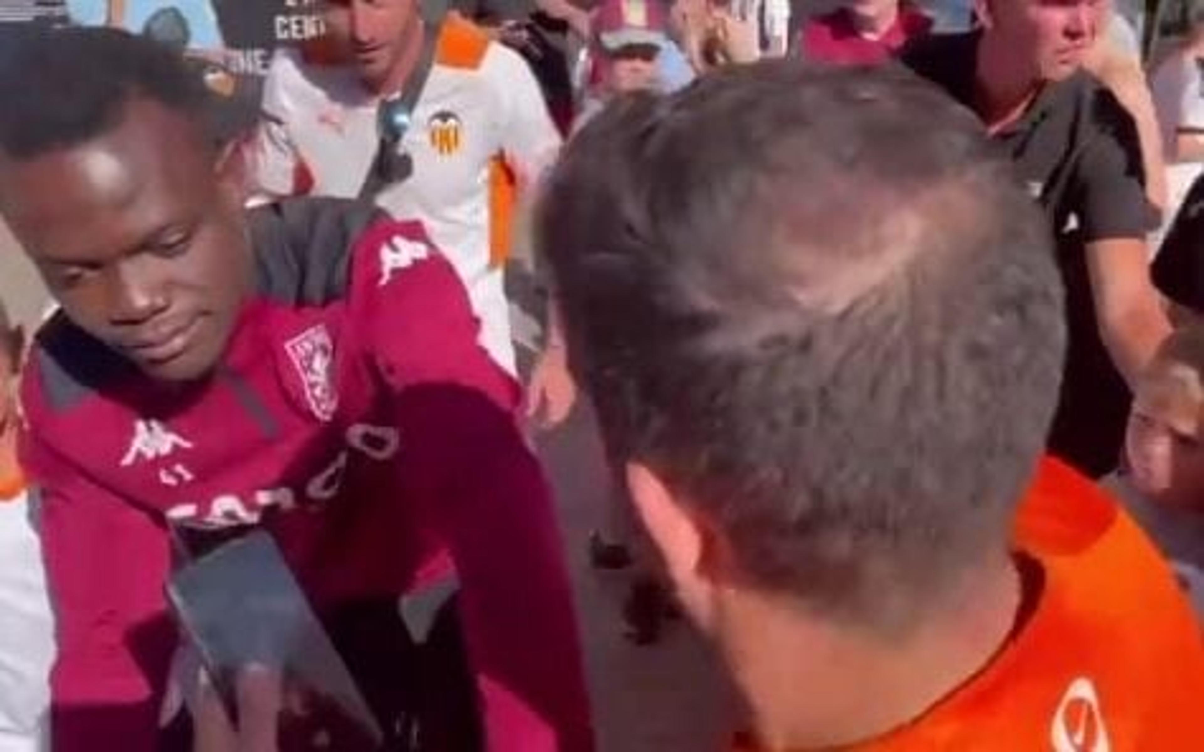 Torcedor do Aston Villa é confundido com jogador, entra na onda e tira fotos com torcida adversária; assista