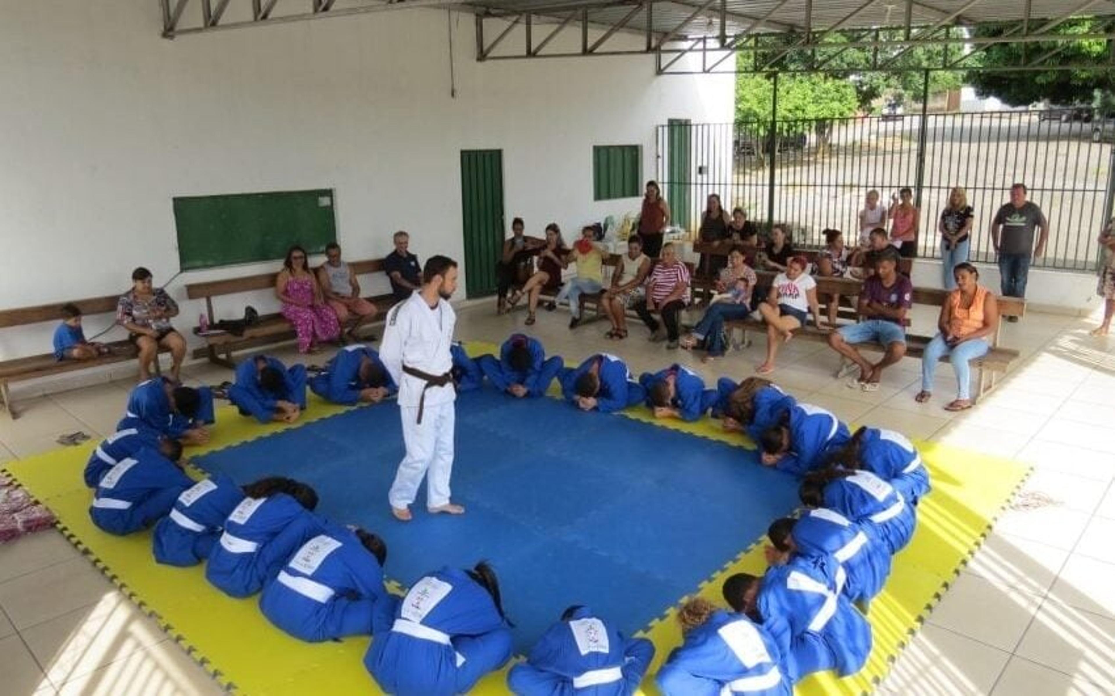 A um ano de Paris-2024, projeto Esportes Olímpicos para Todos leva skate e judô para mais de 600 crianças e adolescentes