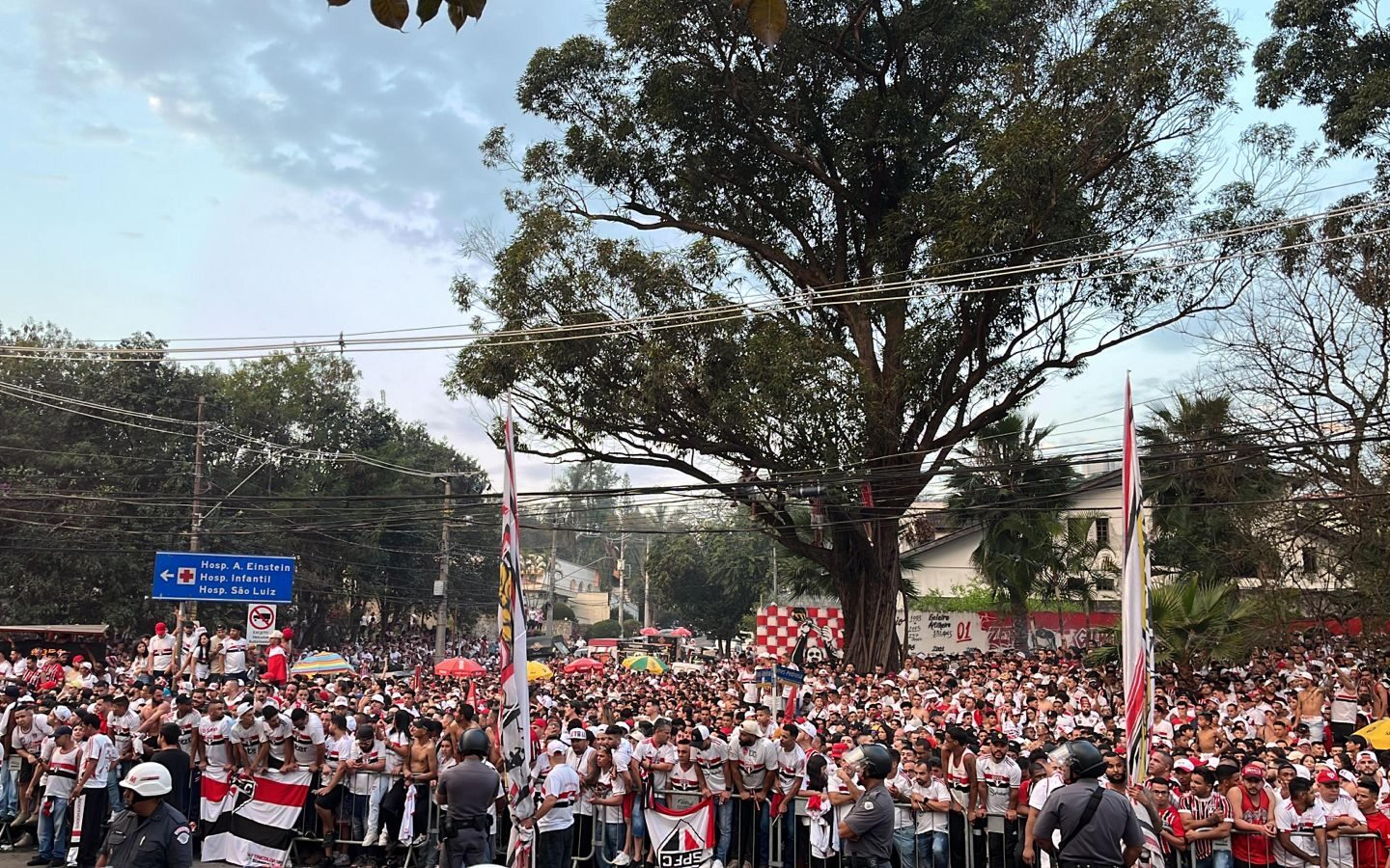 Fogos, fumaça e muito apoio: torcida do São Paulo faz recepção histórica antes de decisão contra o Corinthians