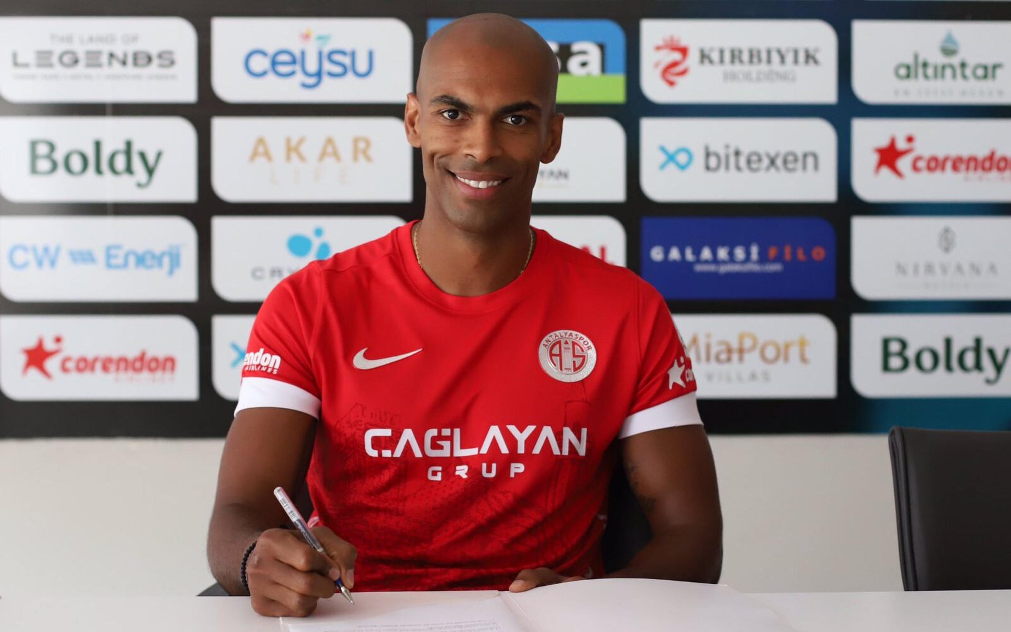 Naldo retorna ao Antalyaspor após uma temporada na Arábia Saudita