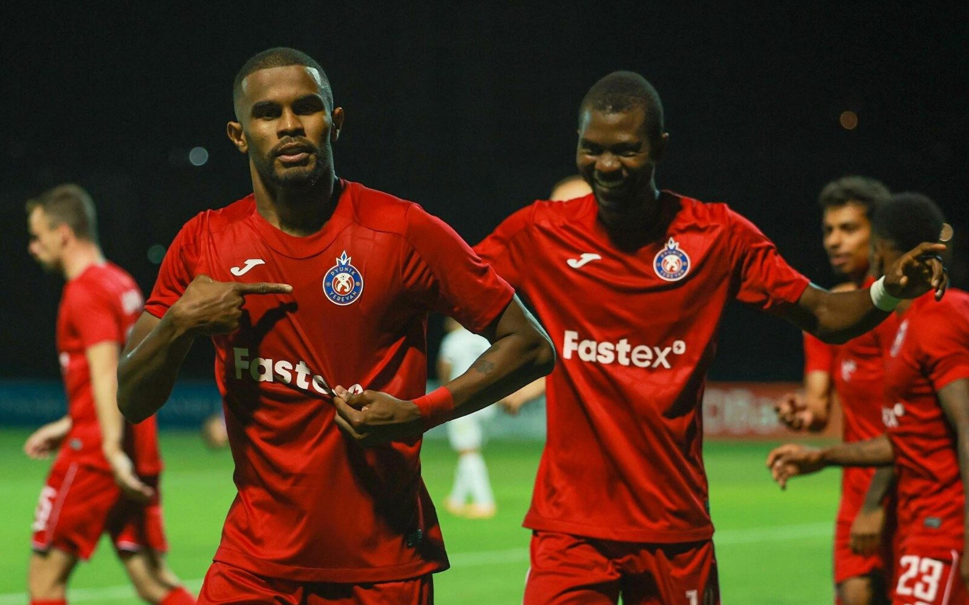 Lateral sergipano marca gol decisivo e garante vitória da sua equipe em clássico na Armênia