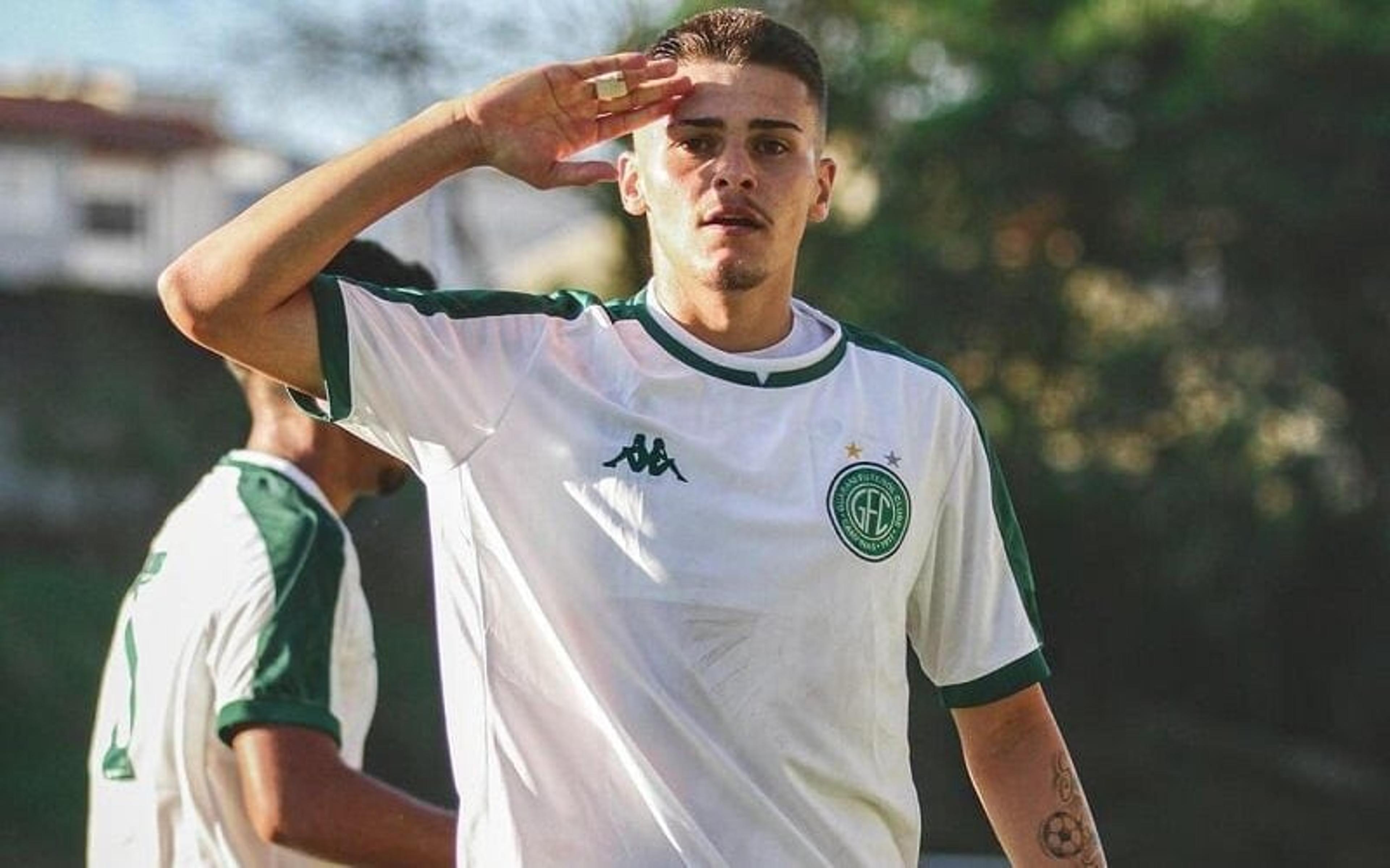 Zagueiro Caio Dias celebra renovação com o Guarani