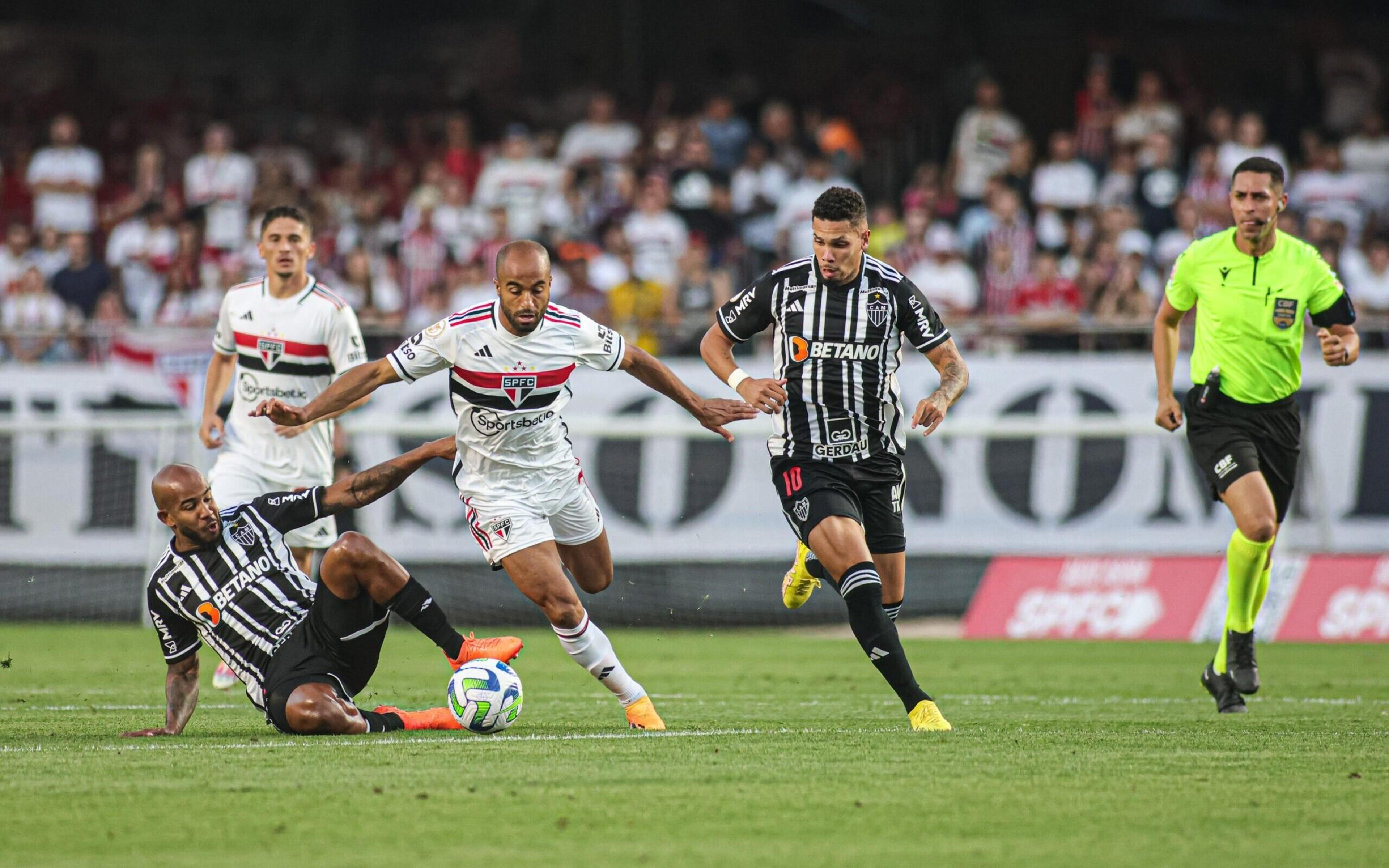 Lucas Moura comete pênalti em reestreia, e Atlético-MG vence o São Paulo pelo Brasileirão