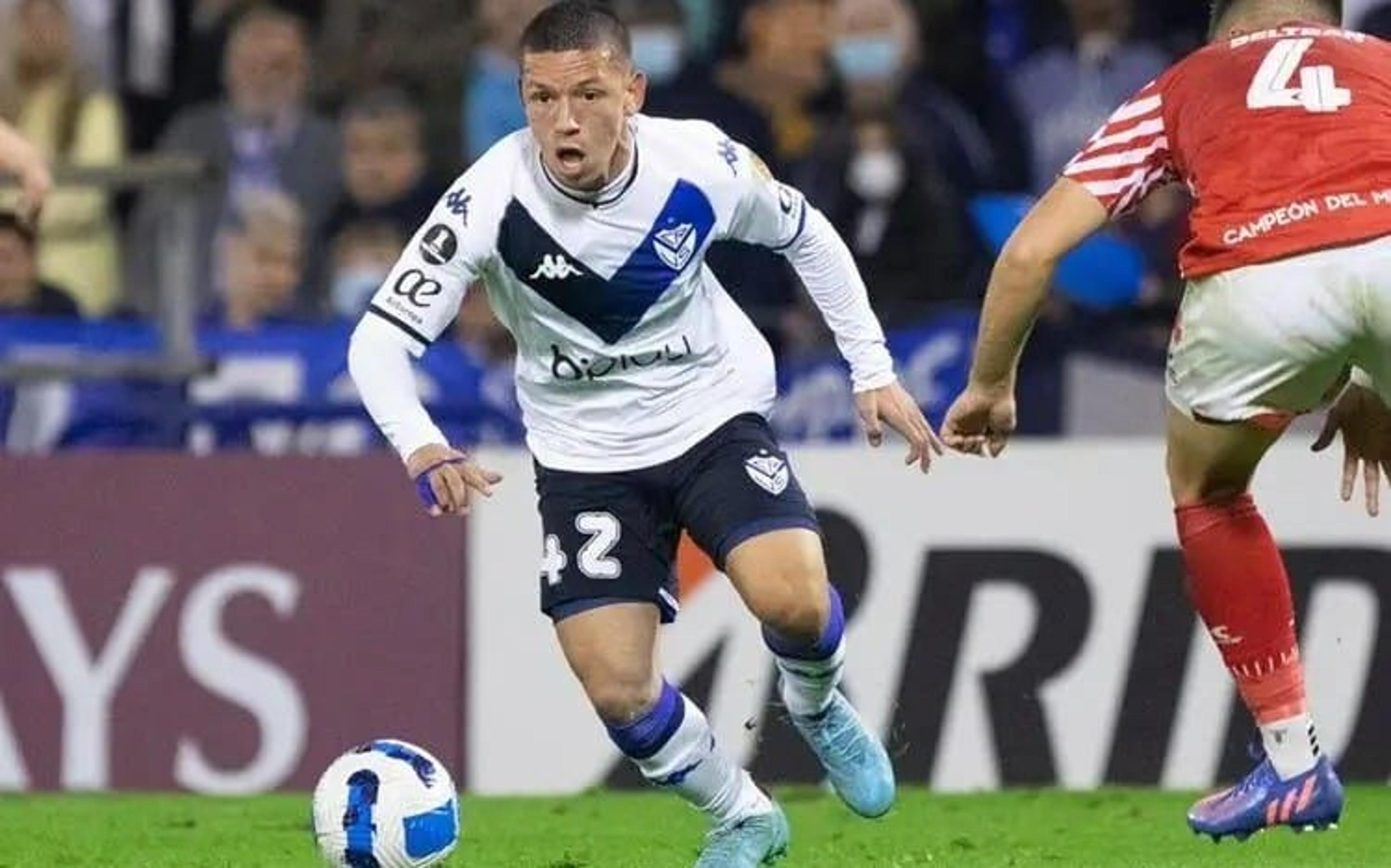 Torcedores do Vélez Sarsfield agridem jogadores na saída de jogo e invadem a sede do clube