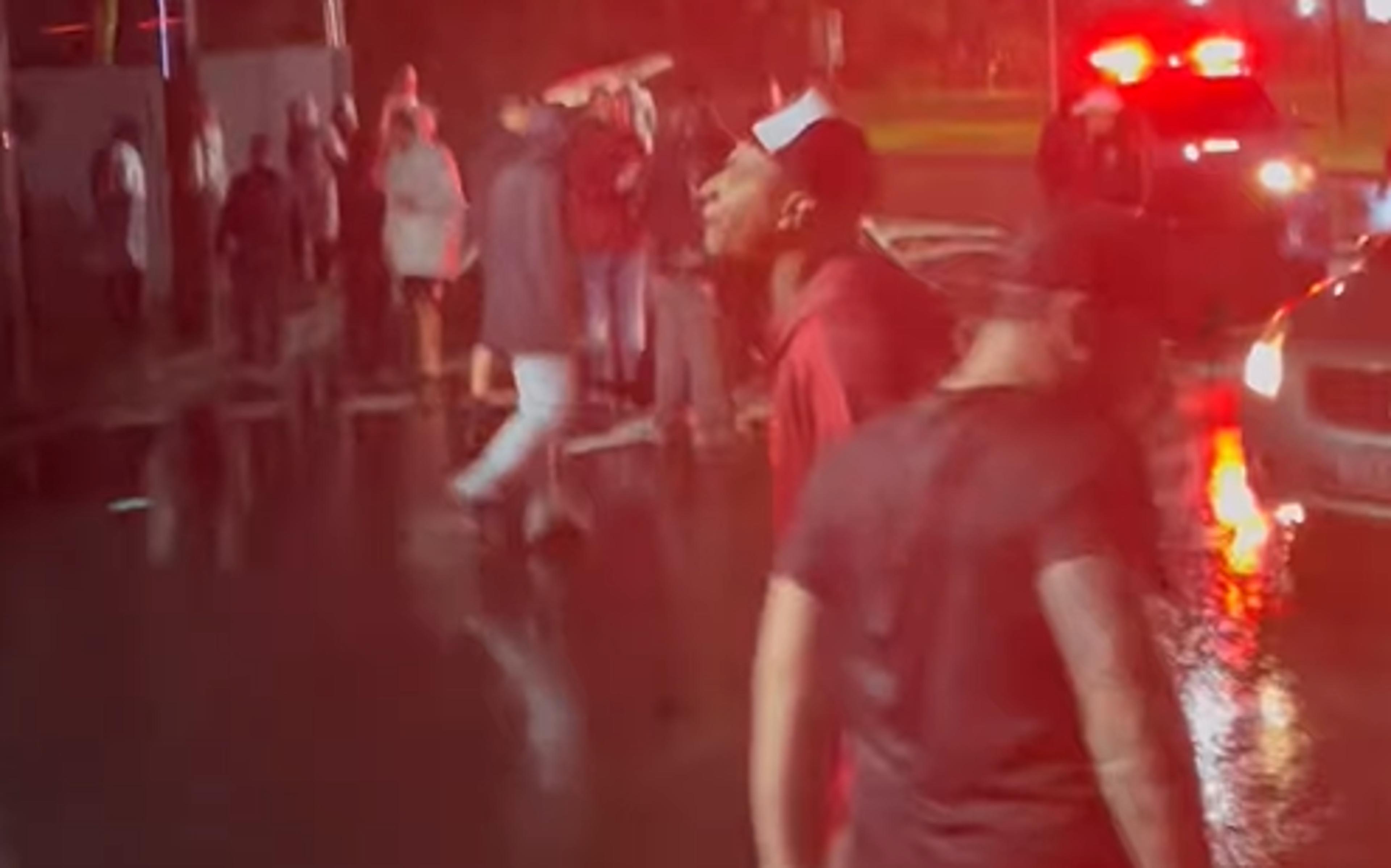 Gerson é xingado por torcedores do Flamengo em chegada ao evento de aniversário de Gabigol