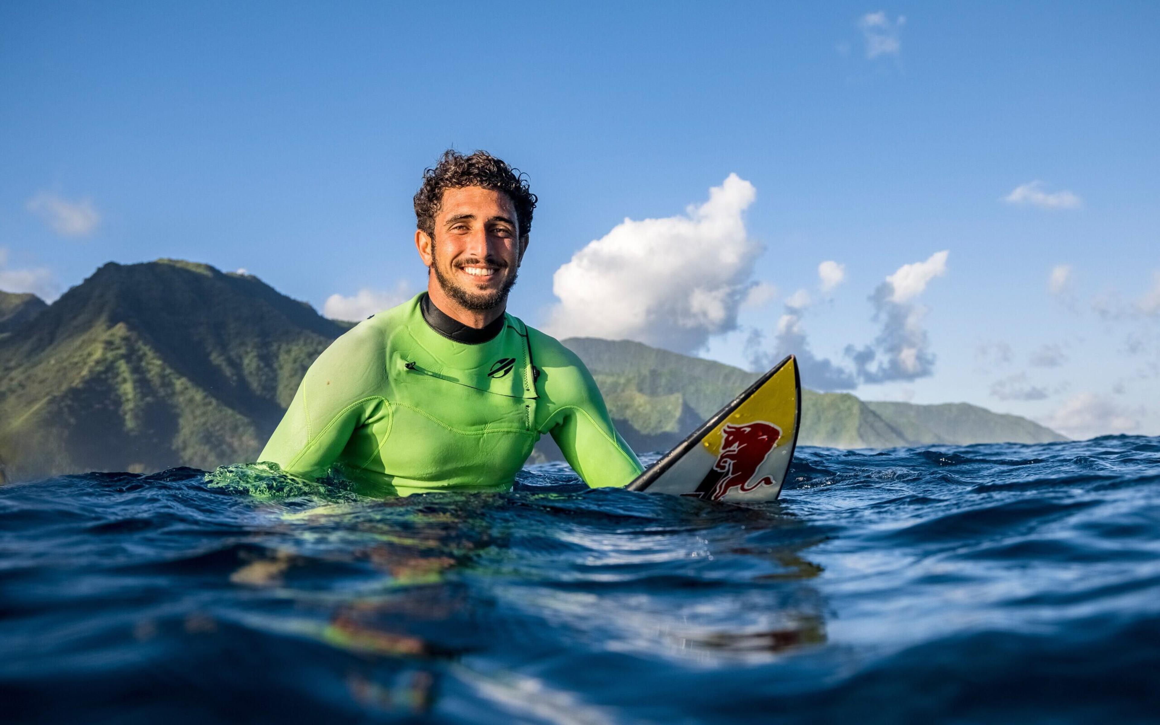 Lucas Chumbo comenta sobre paternidade e torcida por título e vaga olímpica do irmão no surf