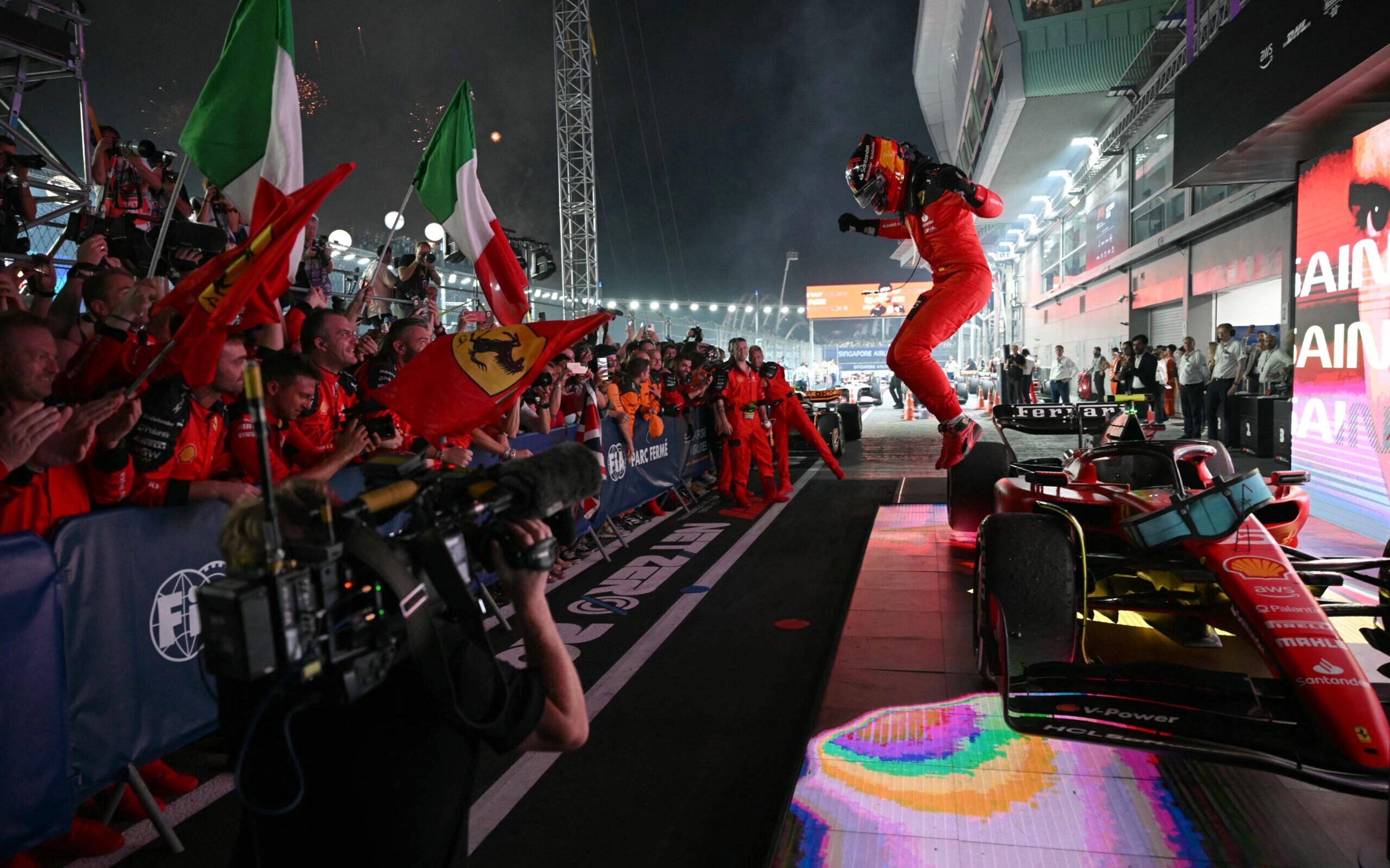 Com corrida eletrizante, Sainz lidera a festa da Ferrari e vence em Singapura