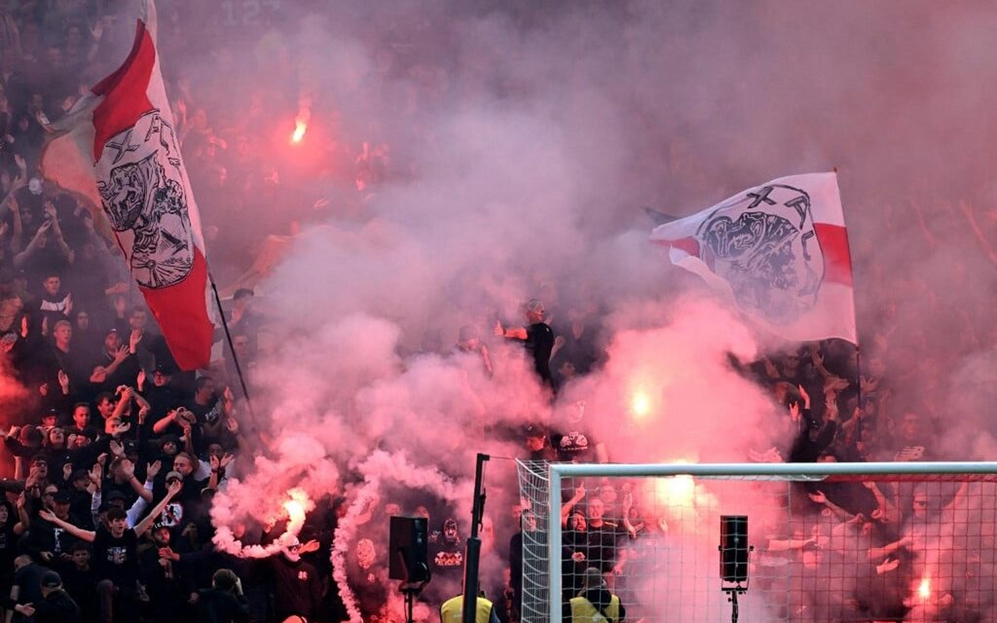 Após gol brasileiro, duelo entre Ajax e Feyenoord é interrompido por sinalizadores no gramado