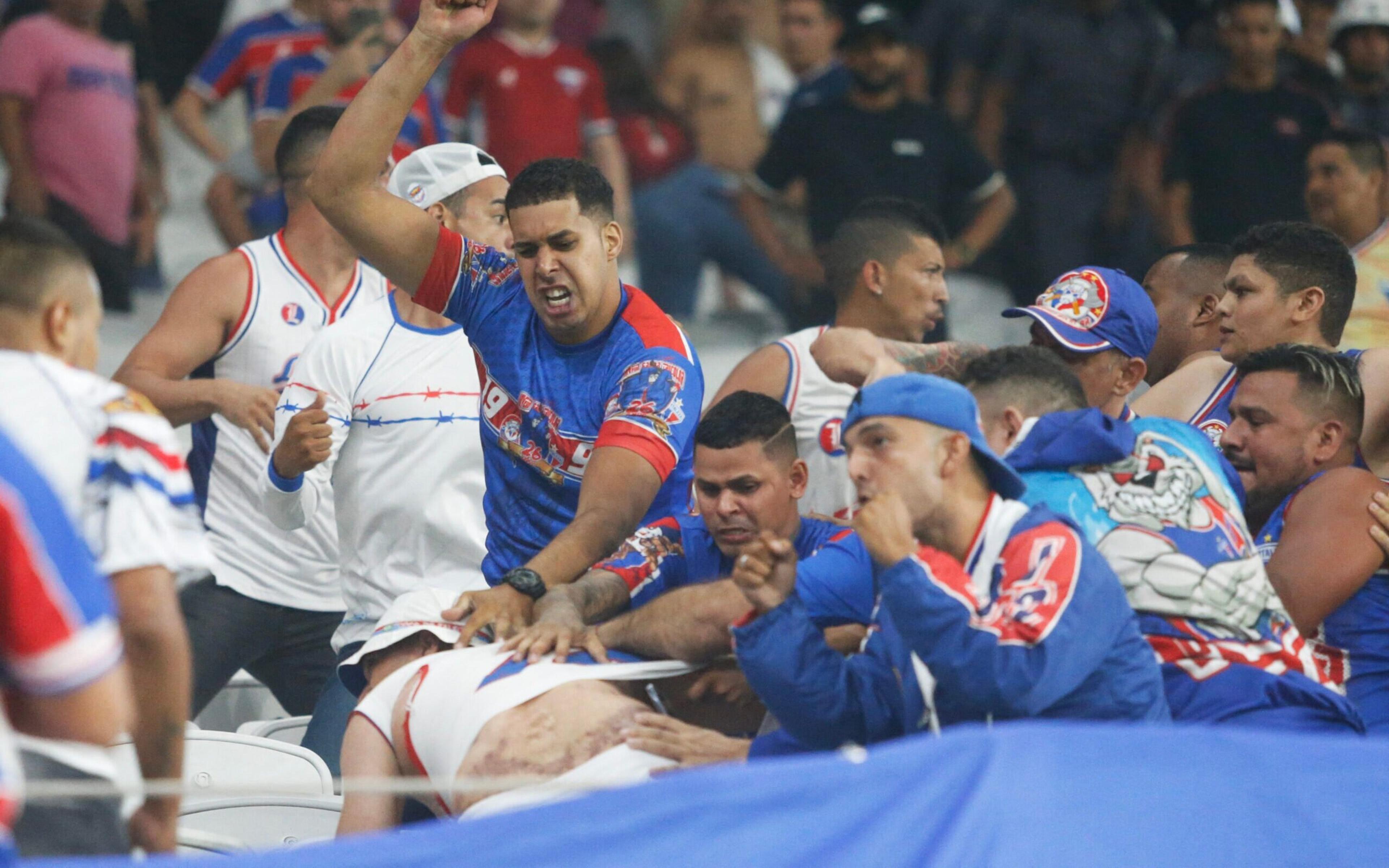 Torcedores do Fortaleza são conduzidos à delegacia após confusão durante o jogo contra o Corinthians