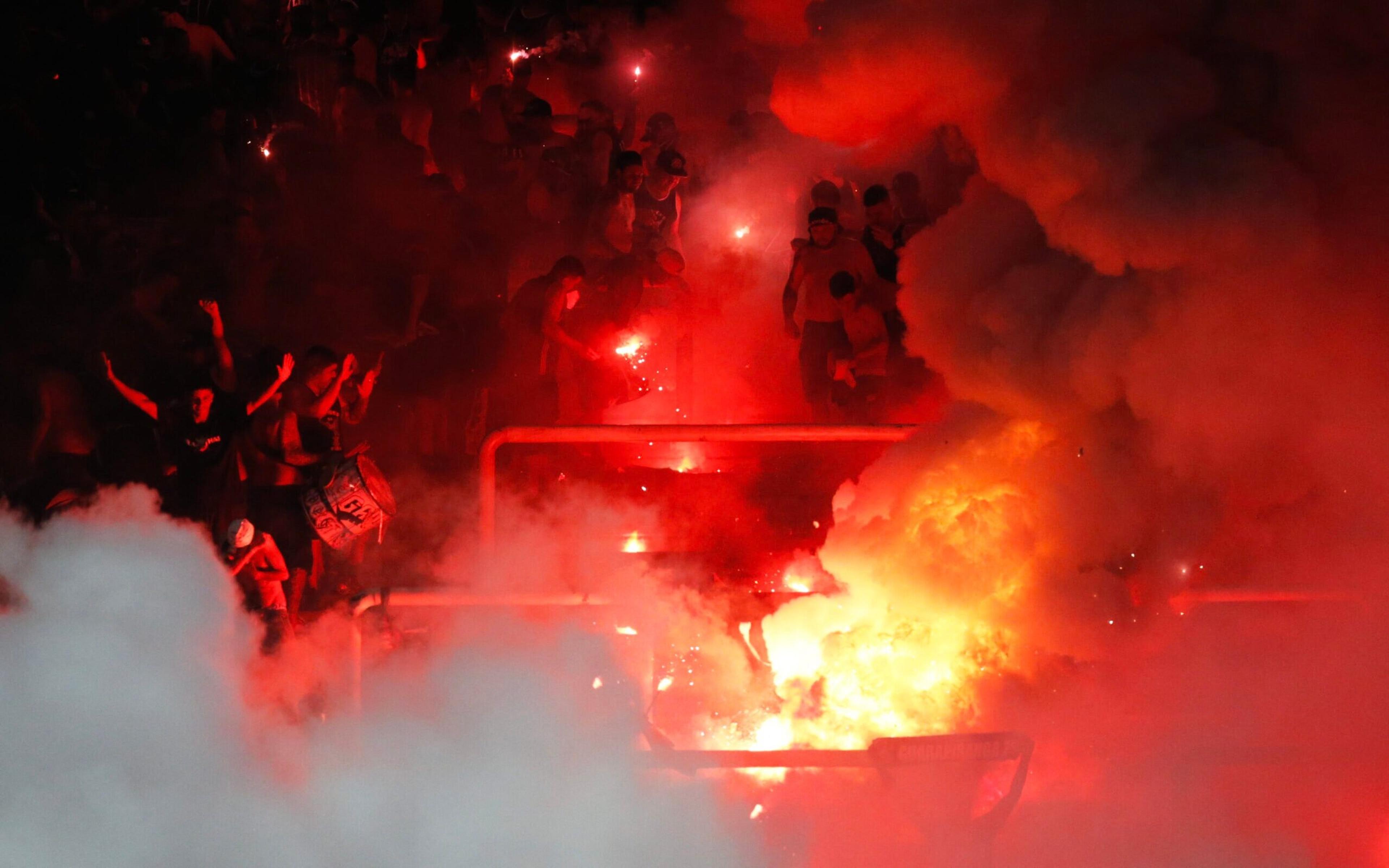 Torcedora do Corinthians é reanimada e levada ao hospital após incêndio antes do jogo contra o Fortaleza