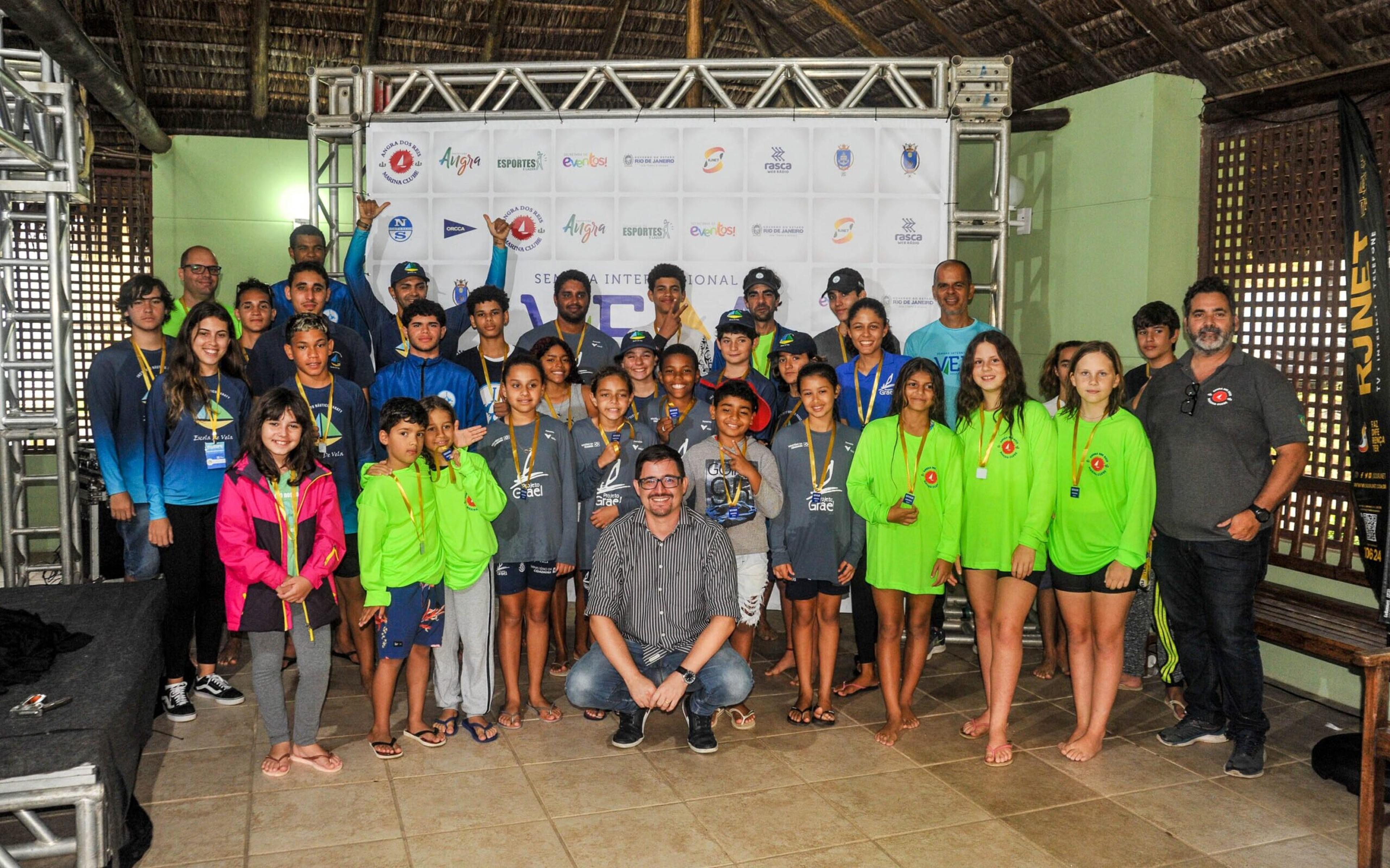 Regata Social com crianças de projetos sociais abre a Semana Internacional de Vela de Angra dos Reis