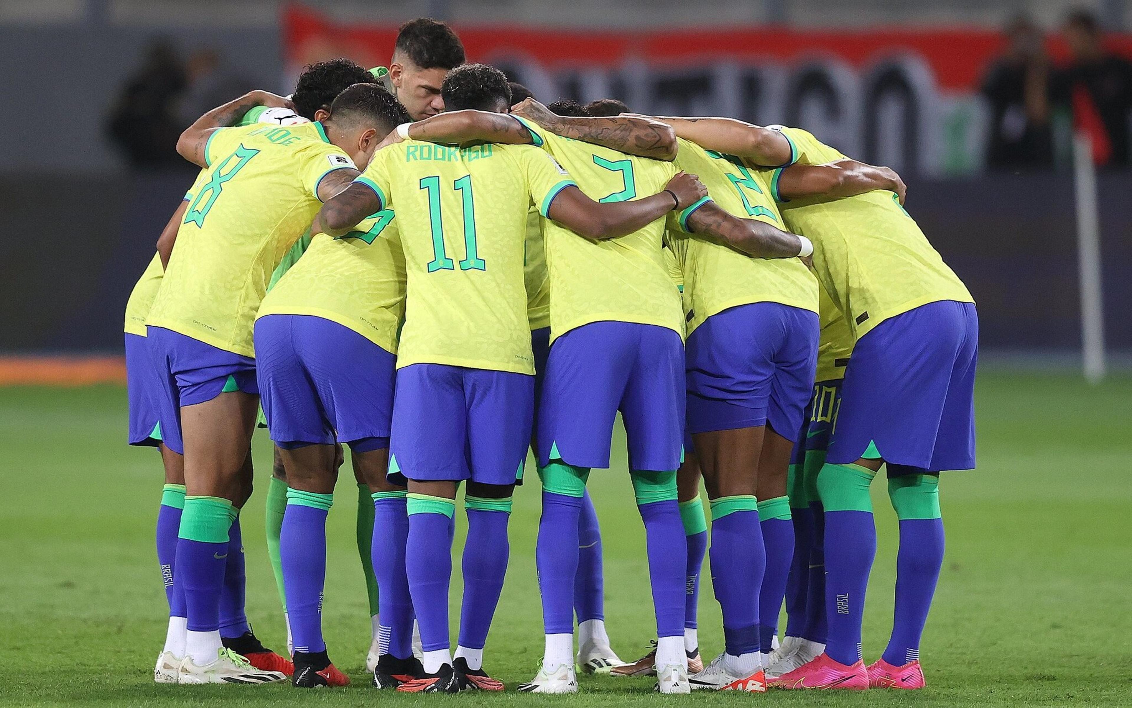 Jogadores da Seleção Brasileira vestem camisa do Fluminense em voo após partida