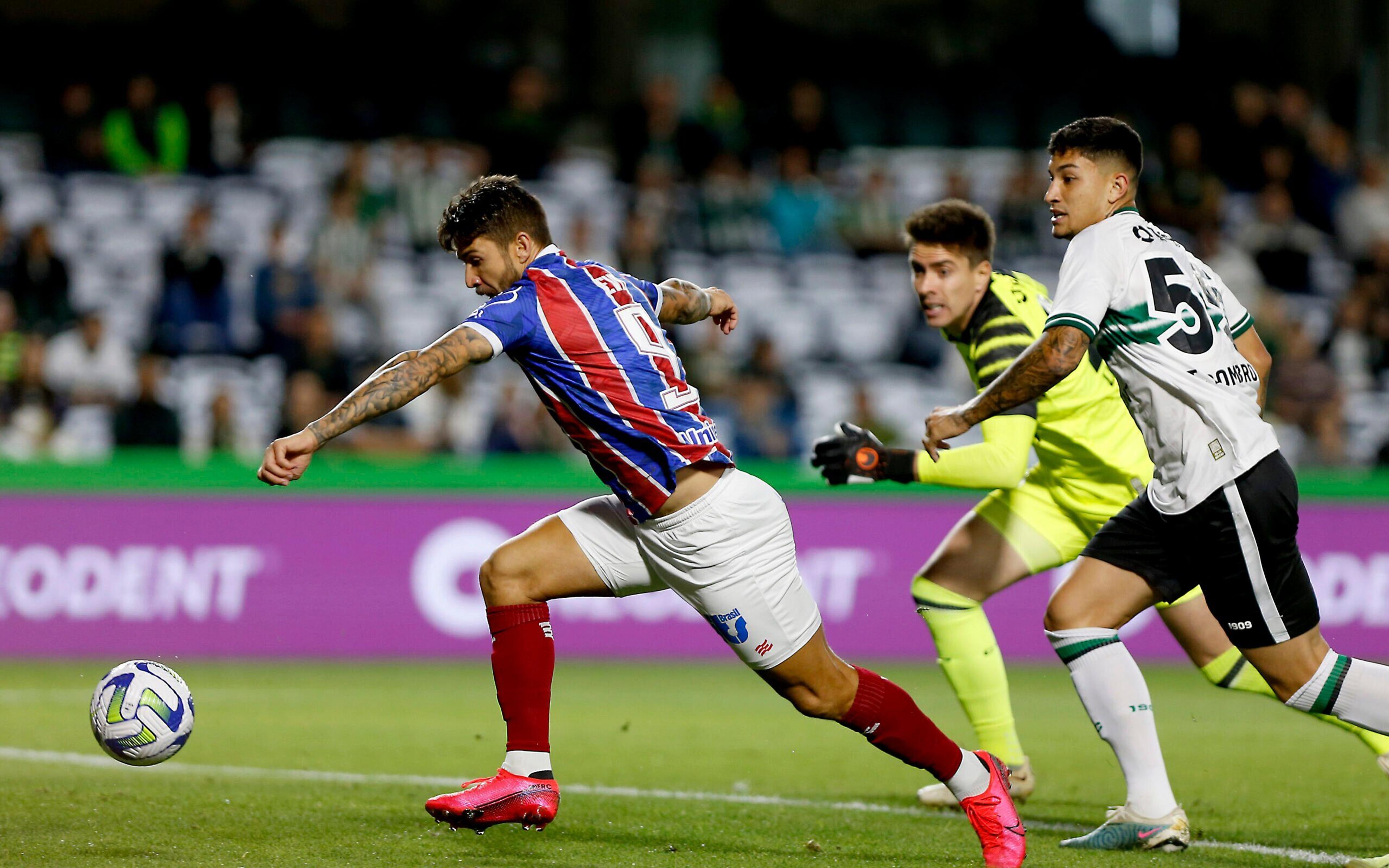 Após sofrer goleada, Coritiba demite treinador de goleiros