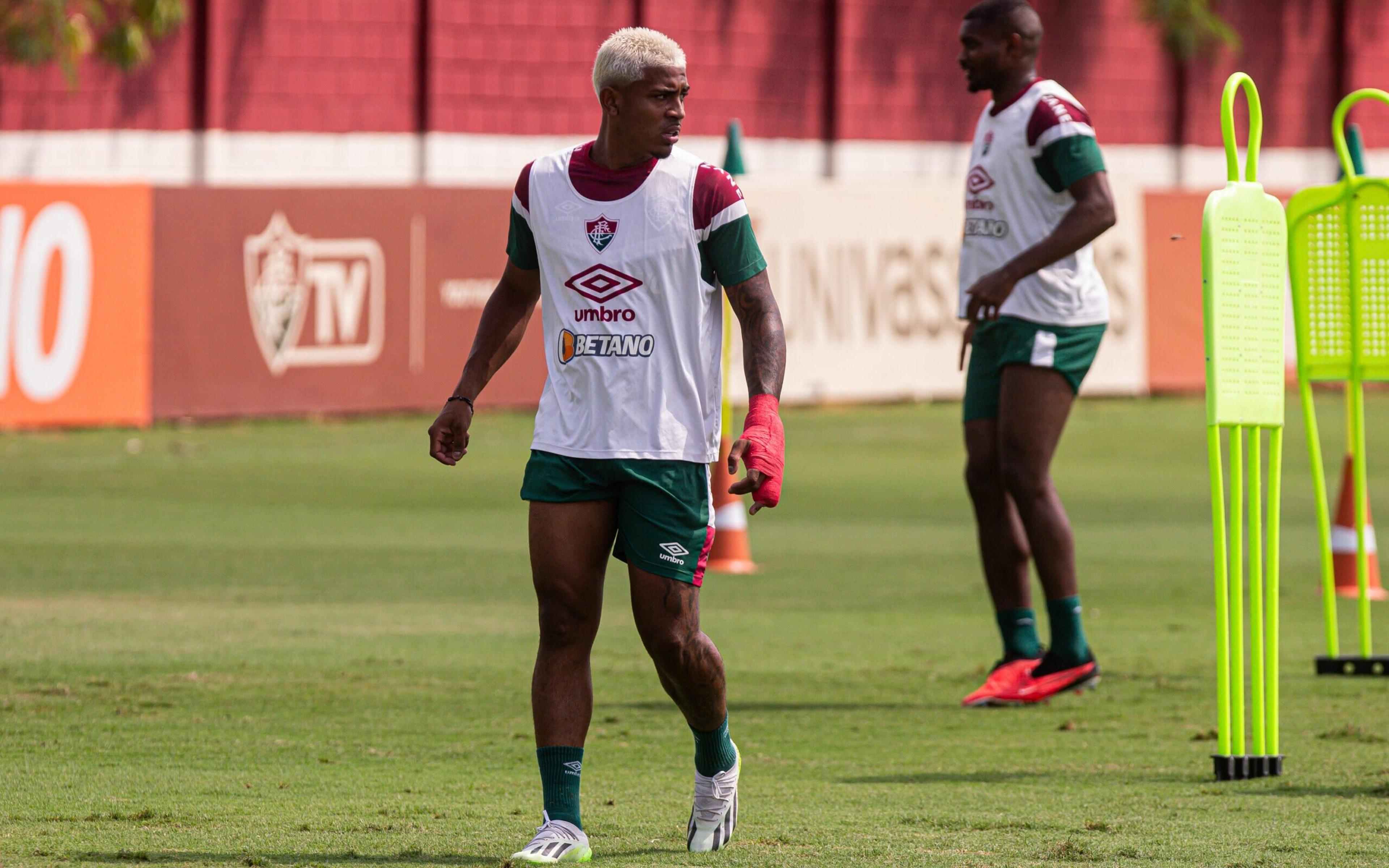 John Kennedy treina no Fluminense com mão enfaixada visando jogo pela Libertadores; veja imagens