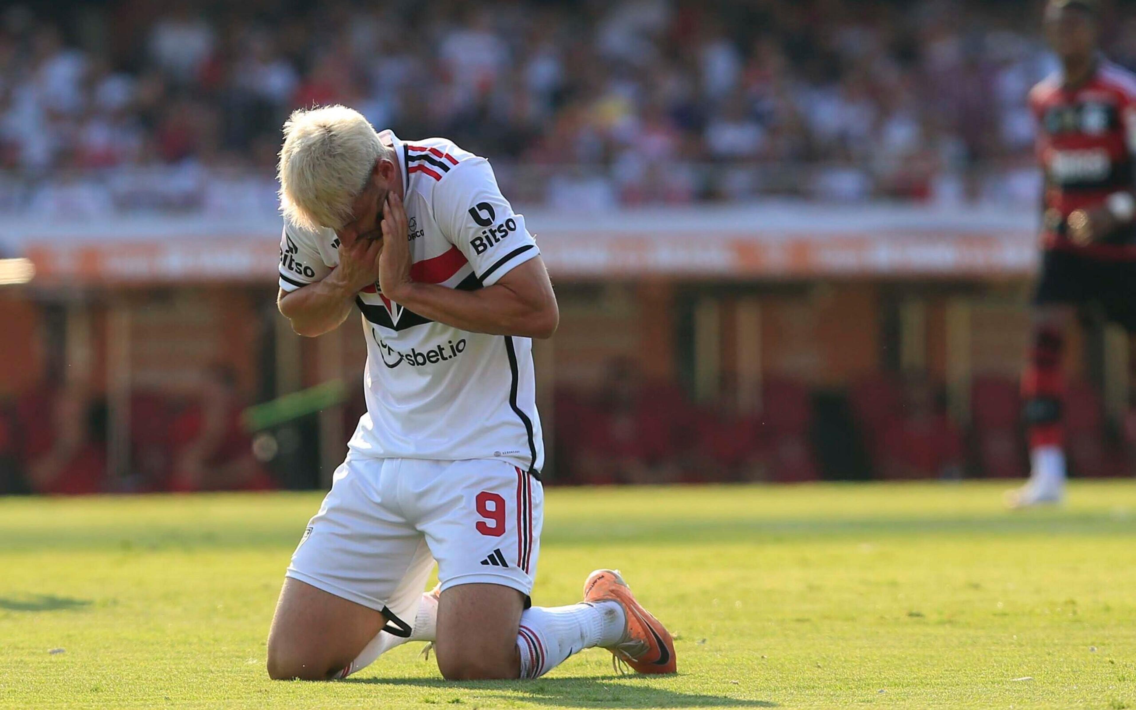 Dorival detalha situação da lesão de Calleri e revela se jogador fará cirurgia