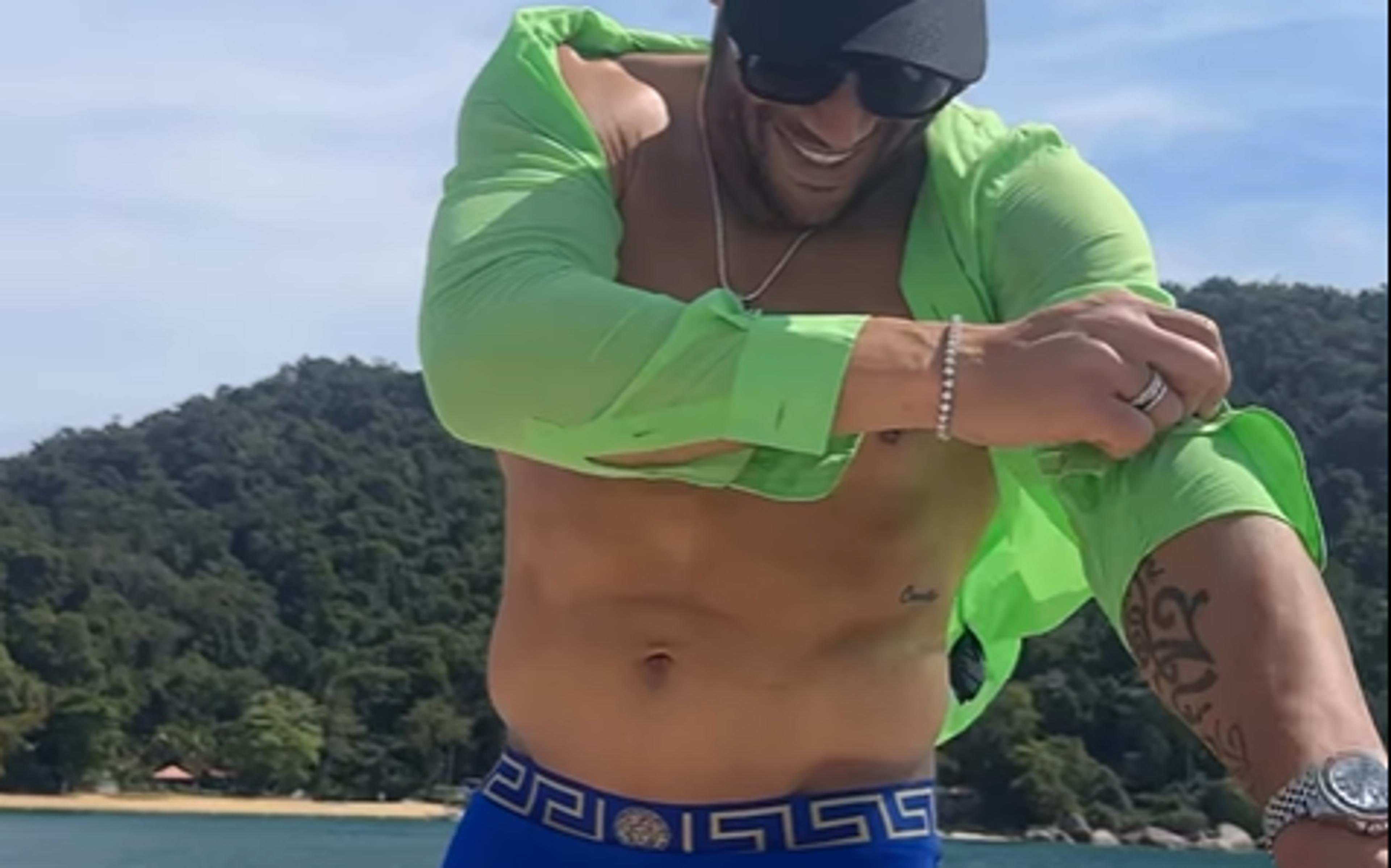 Hulk aproveita folga em iate com esposa, sobrinha de sua ex-mulher, e aparece com sunga de R$ 1.700