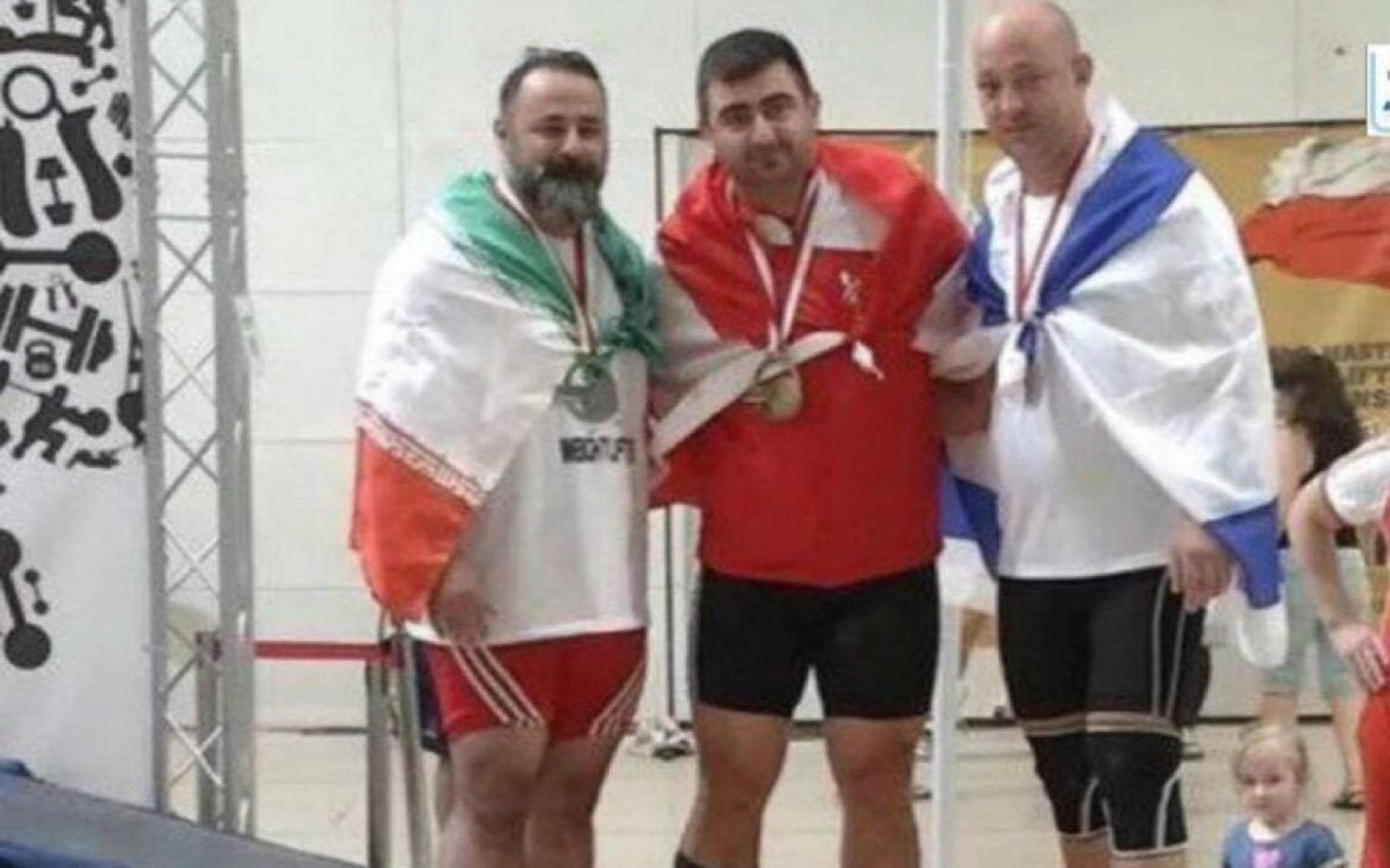 Após cumprimentar atleta de Israel, halterofilista iraniano é banido