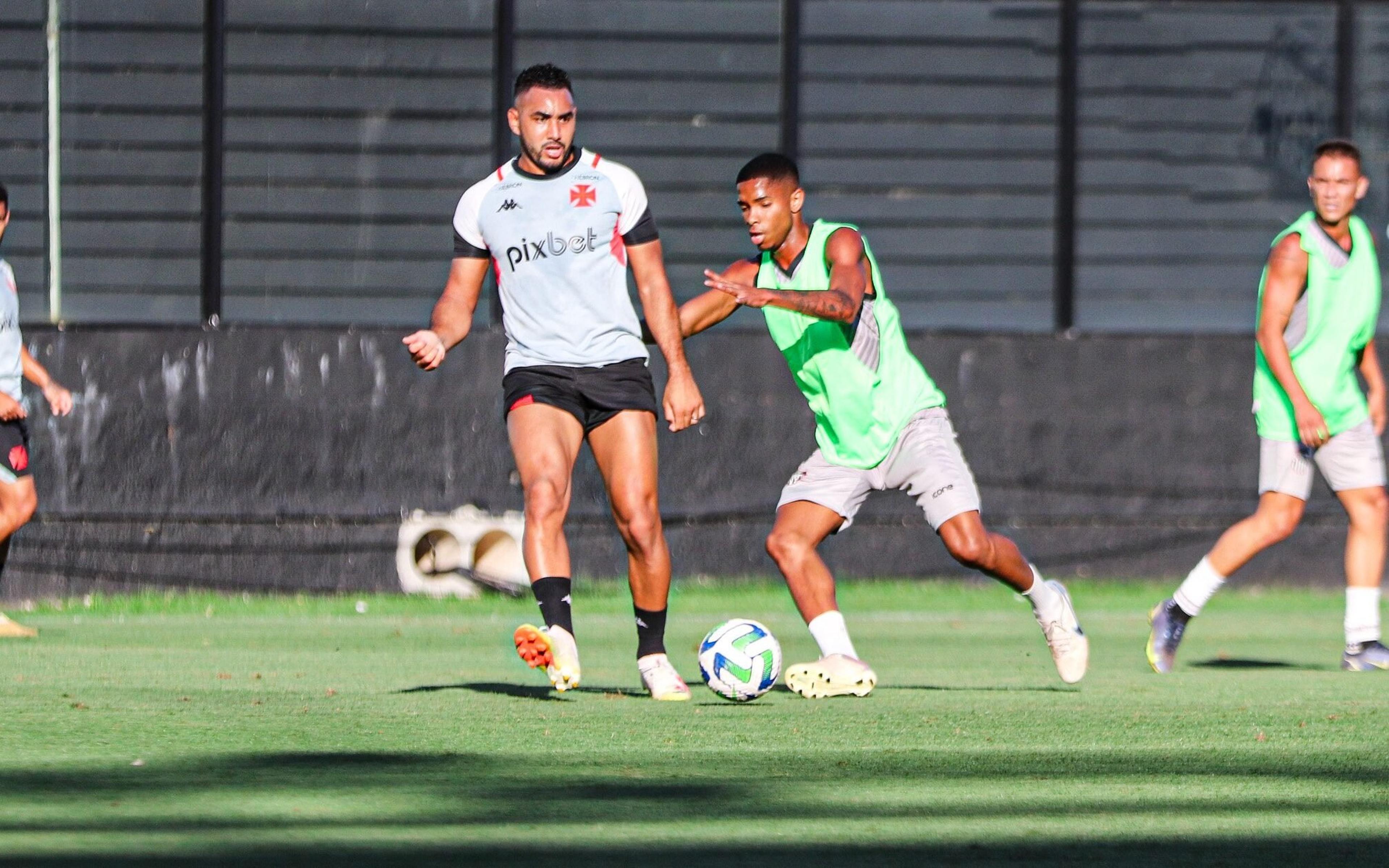 Payet avança na parte física e aumenta chance de ser titular do Vasco diante do Fluminense