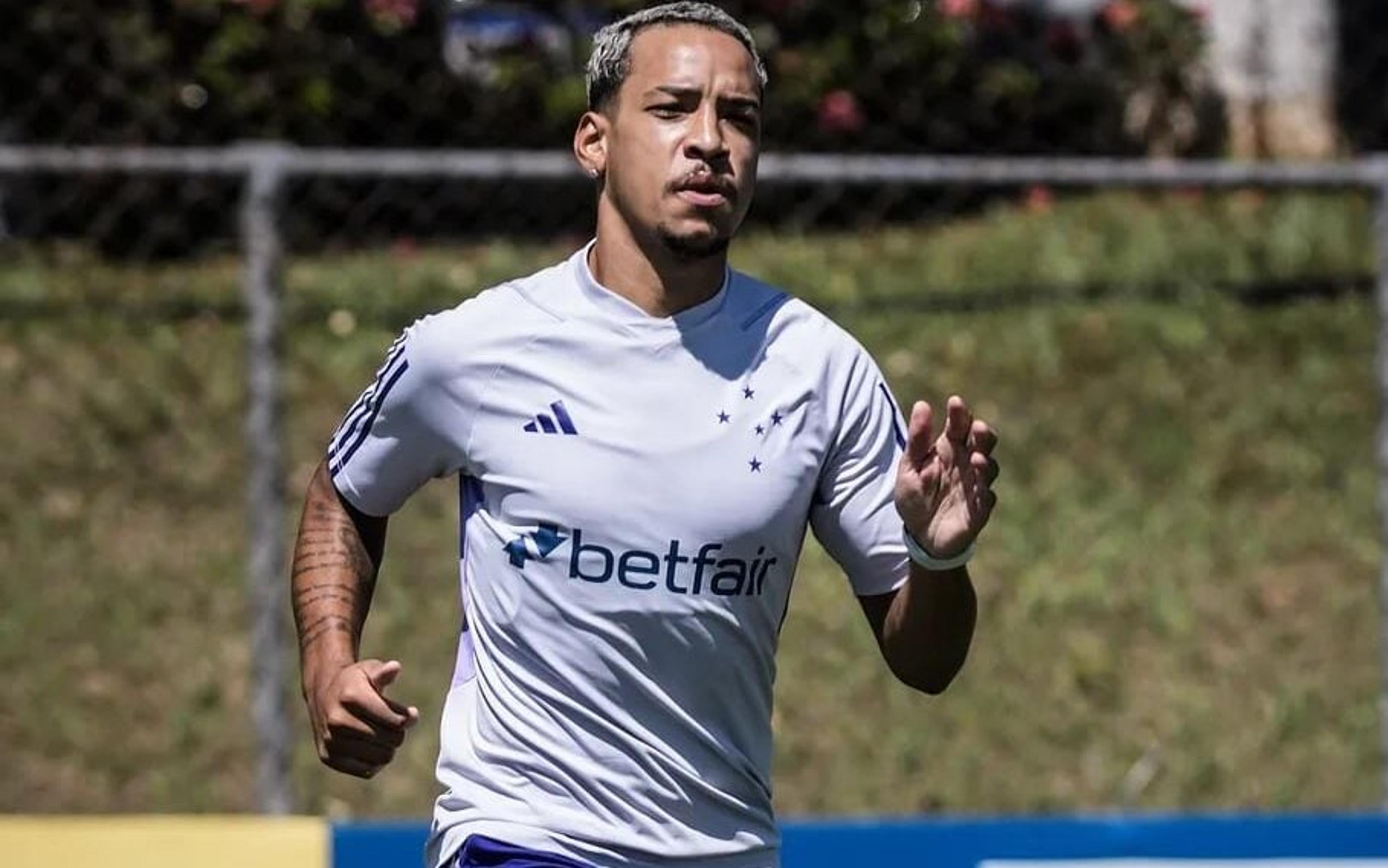 Matheus Pereira treina novamente com o grupo e pode voltar a ser relacionado no Cruzeiro; veja provável time