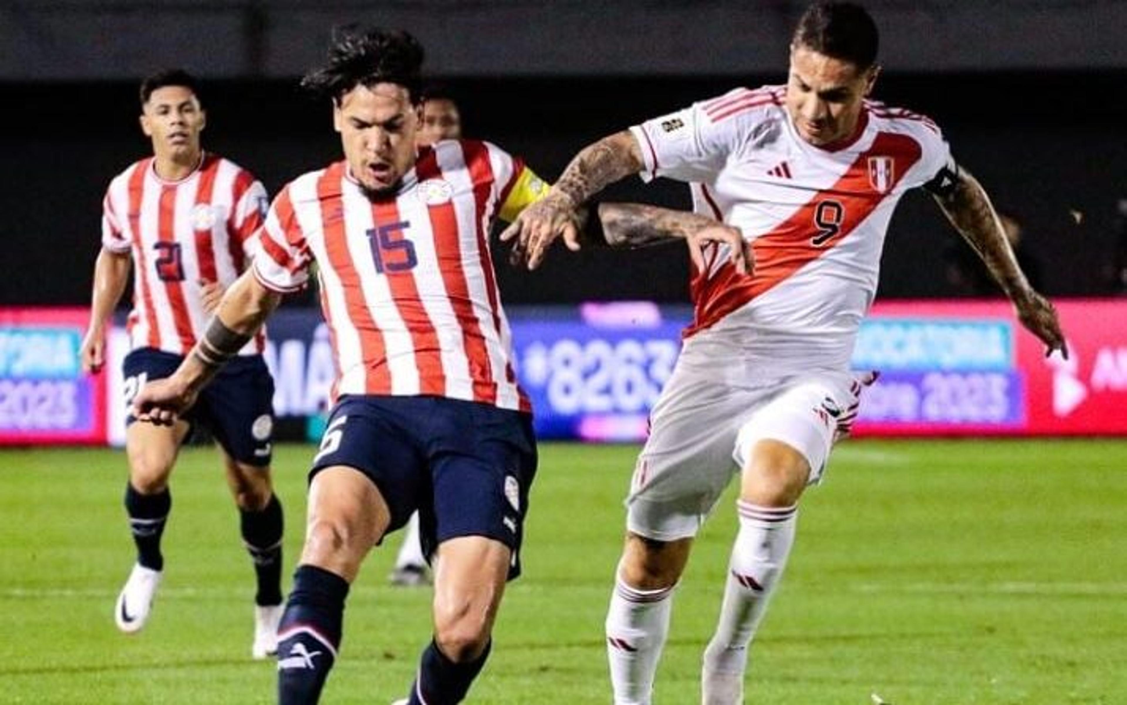 Paolo Guerrero quase marca golaço; assista