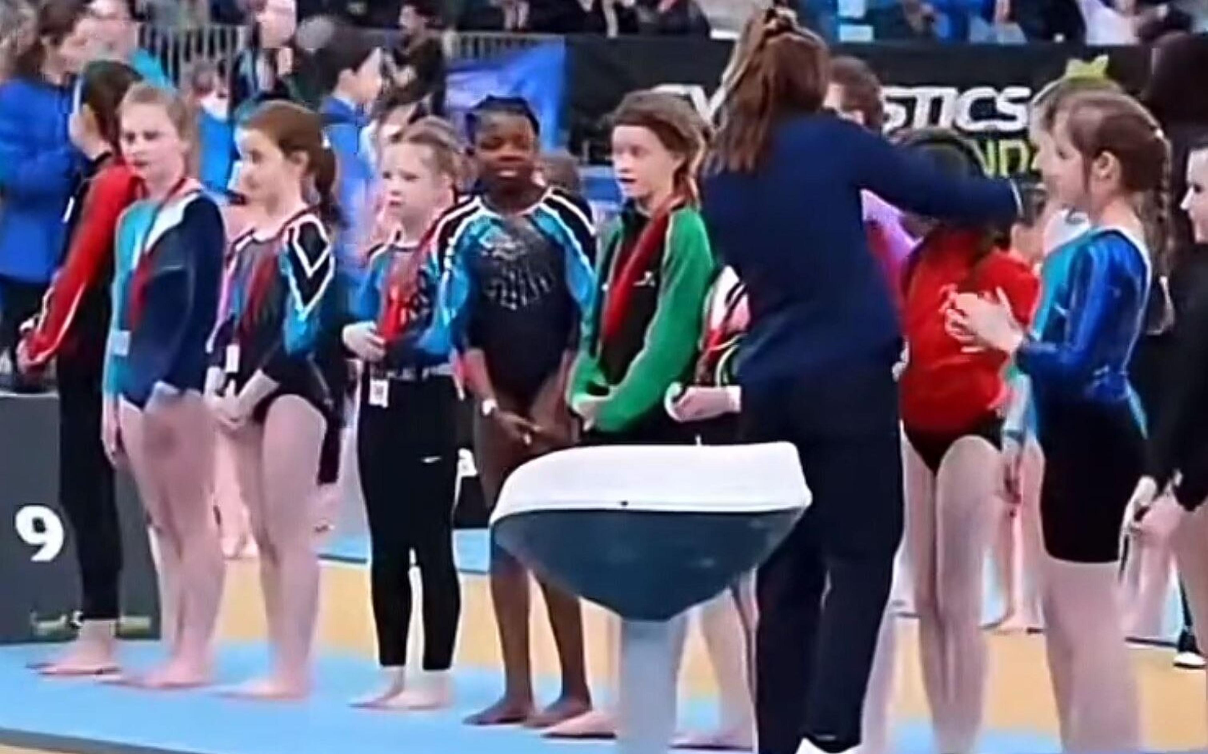 Ginasta negra é ignorada em premiação na Irlanda e recebe apoio de Simone Biles