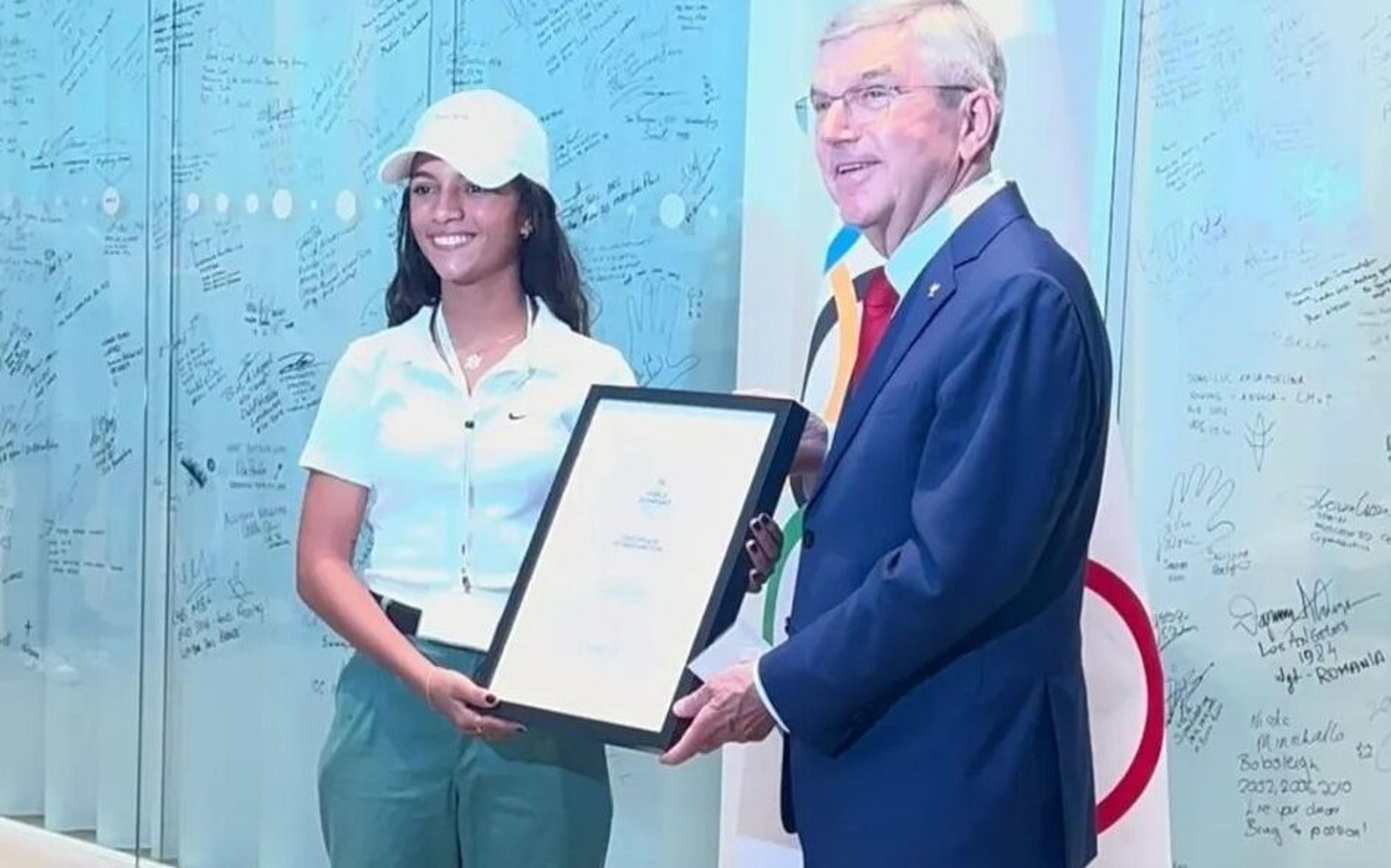 Rayssa Leal recebe homenagem do presidente do COI por desempenho nos Jogos Olímpicos