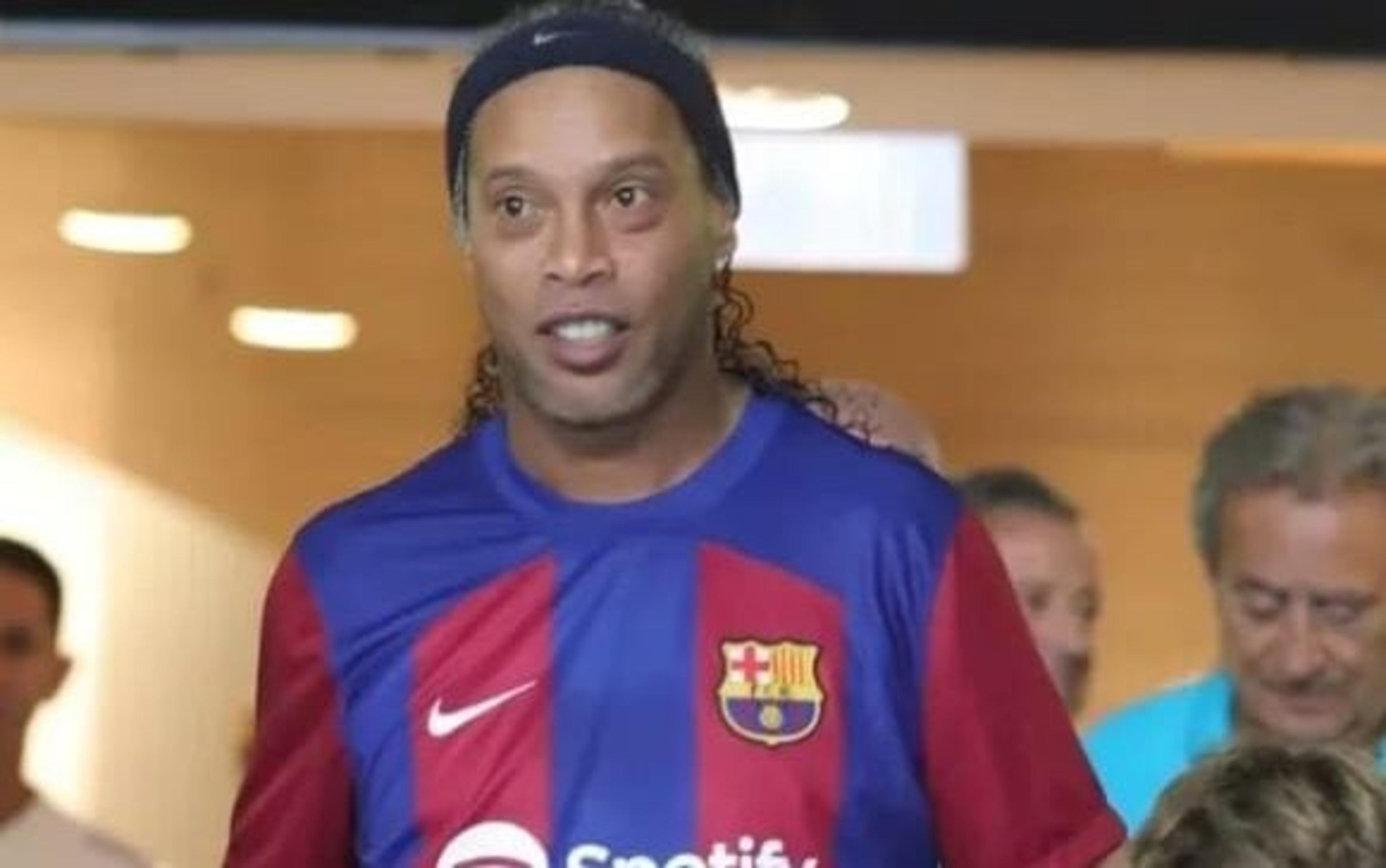 Ronaldinho “driblou” torcedor em jogo de lendas do Barcelona; veja vídeo