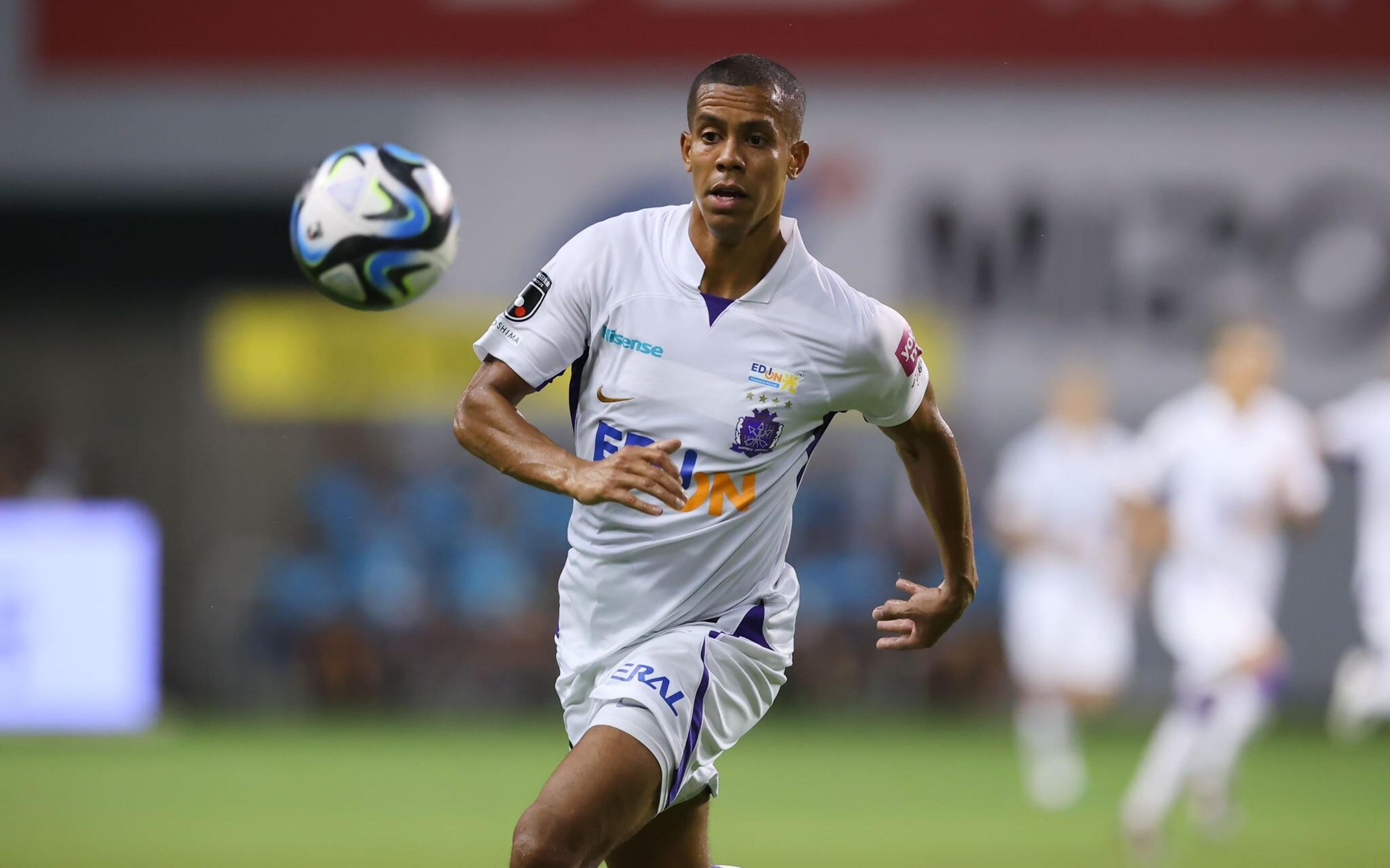 Douglas Vieira celebra gol e sequência positiva do Sanfrecce Hiroshima