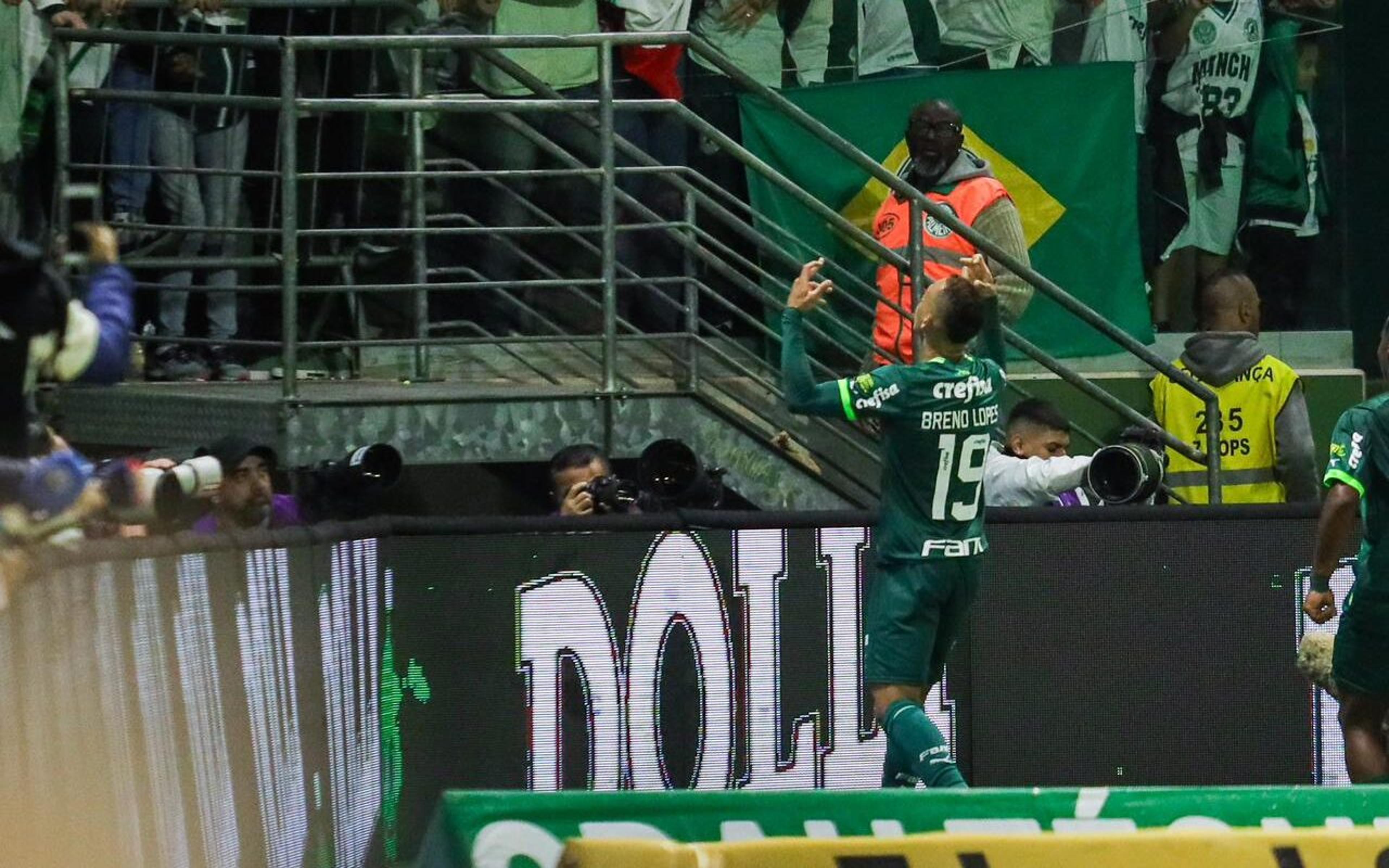 Torcedores do Palmeiras se revoltam após comemoração de Breno Lopes: ‘Inadmissível’