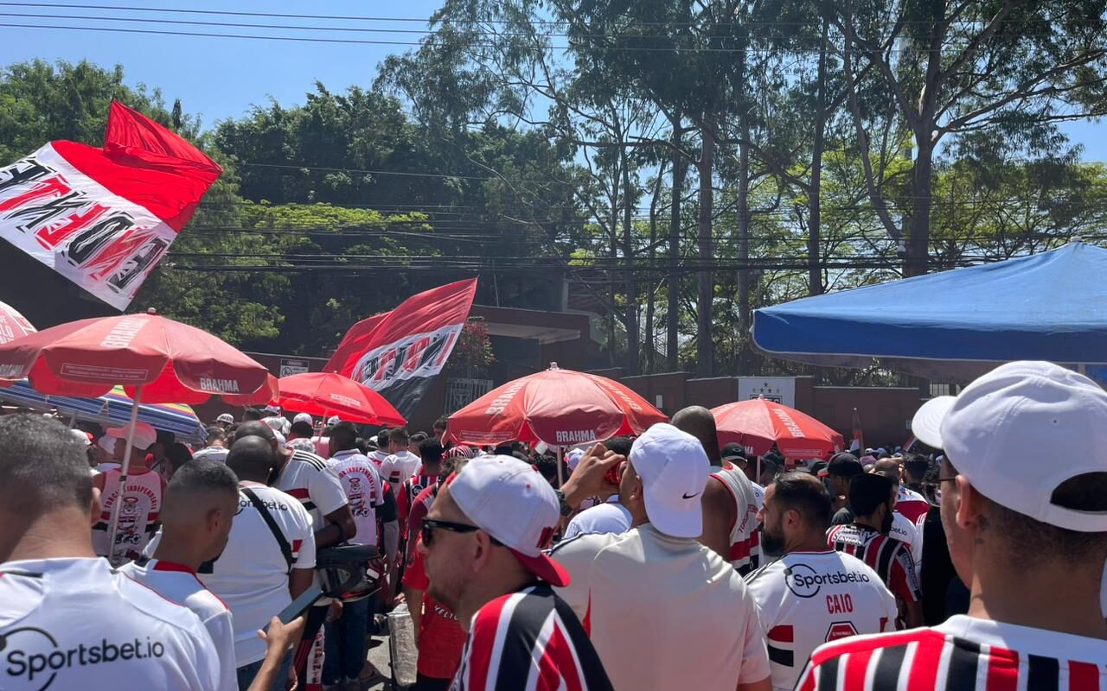 Torcedores do São Paulo fazem festa na porta do CT às vésperas da decisão da Copa do Brasil