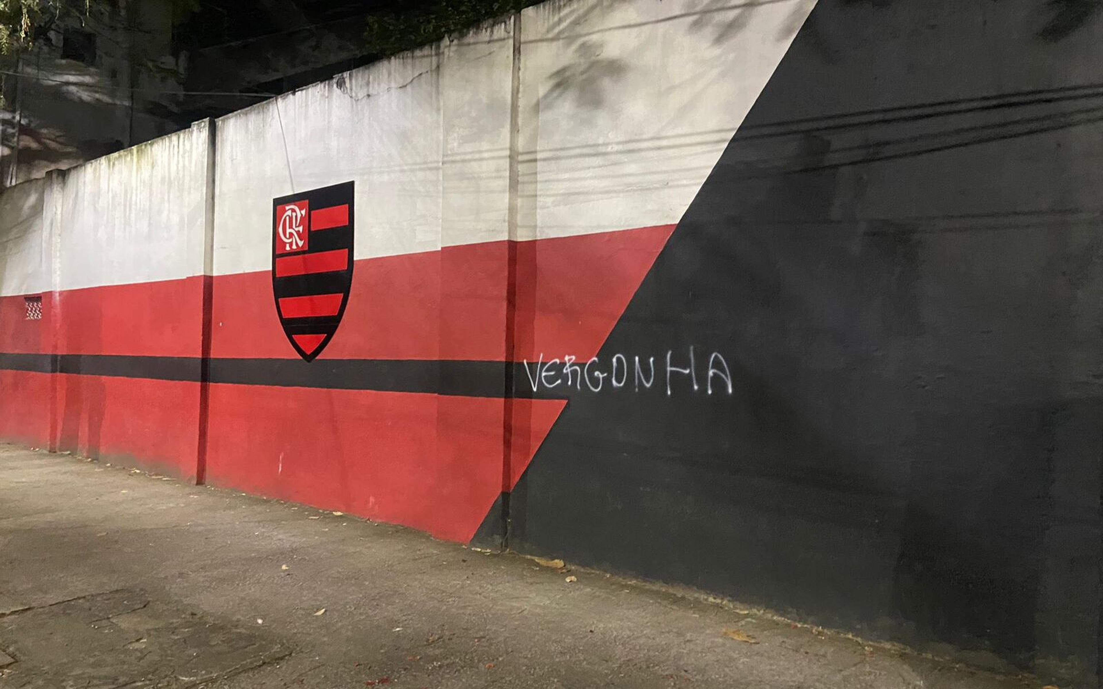 Muros da Gávea são pichados após vice do Flamengo na Copa do Brasil; veja imagens