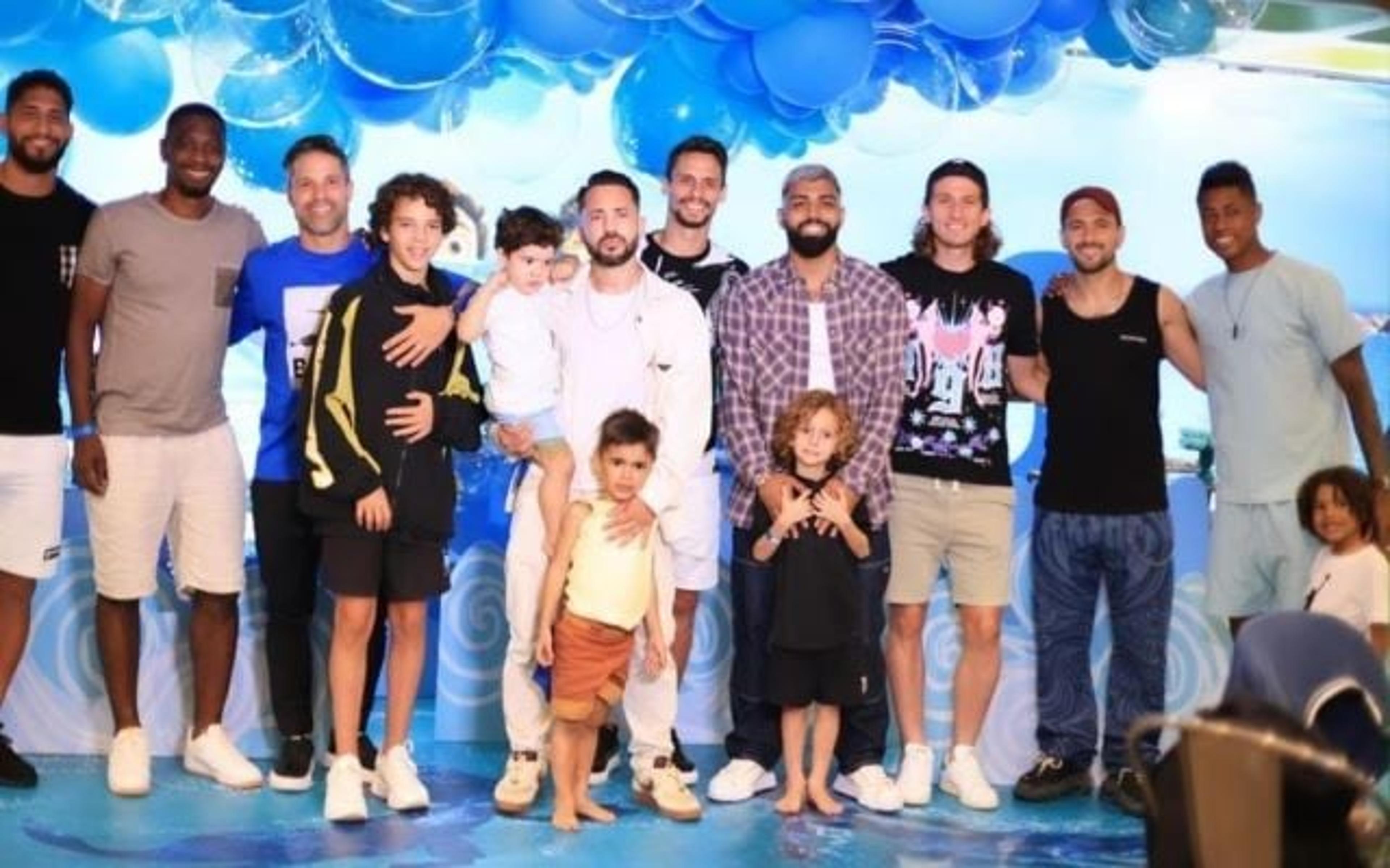 Elenco do Flamengo prestigia aniversário de ‘Totói’, filho de Everton Ribeiro