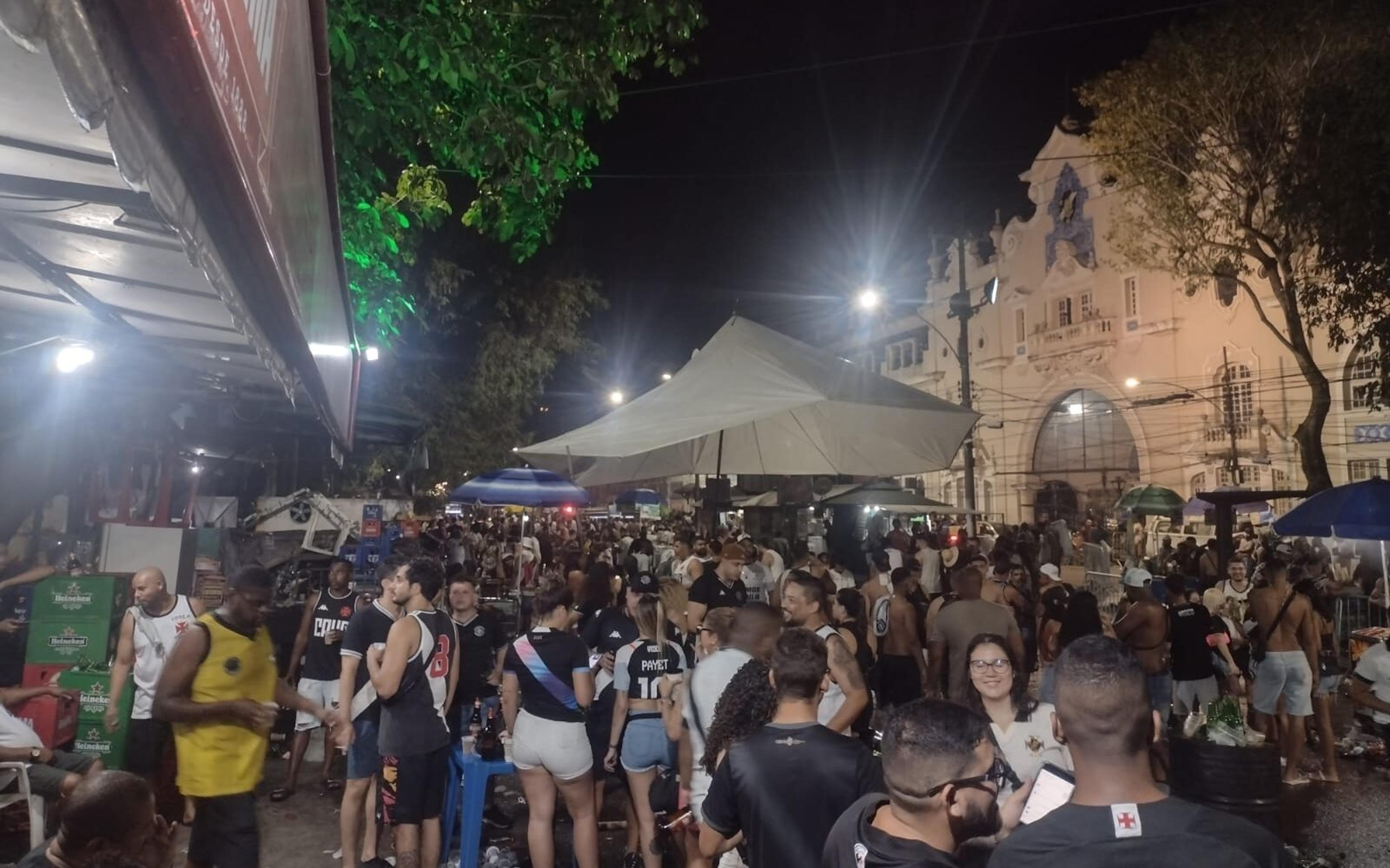 Torcida do Vasco lota entorno de São Januário para assistir ao jogo contra o Bahia