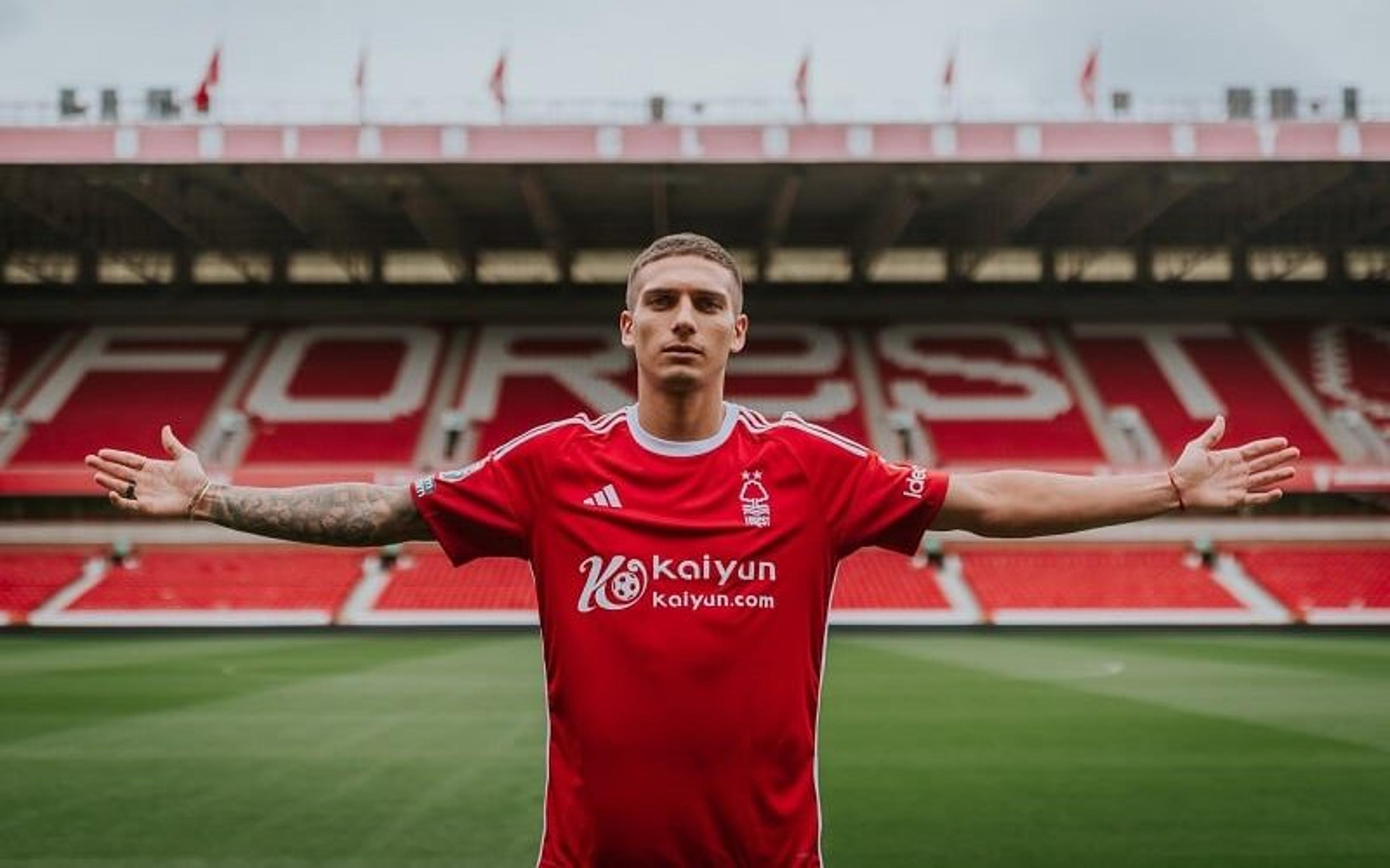 Nicolás Domínguez é oficializado como reforço do Nottingham Forest